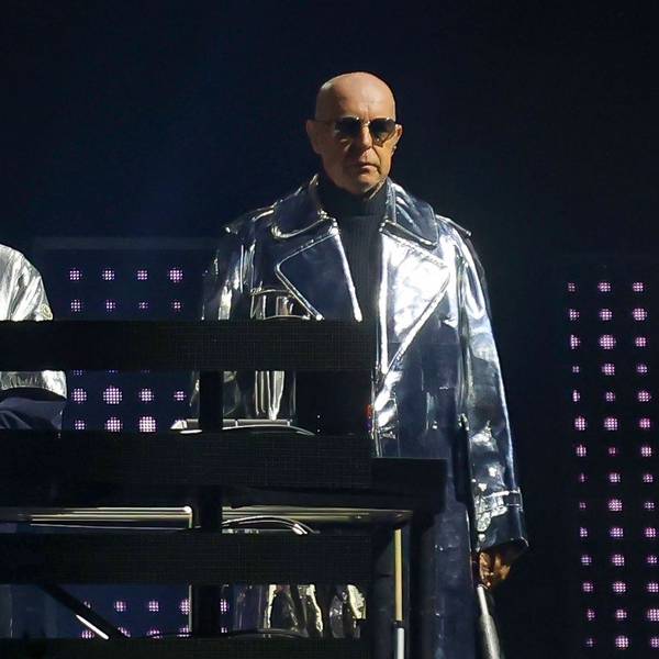 01.07.2023
Köln:
Konzert der Pet Shop Boys in der Lanxess-Arena. Chris Lowe (l.) und Neil Tennant tragen silberne Jacken und Sonnenbrillen.