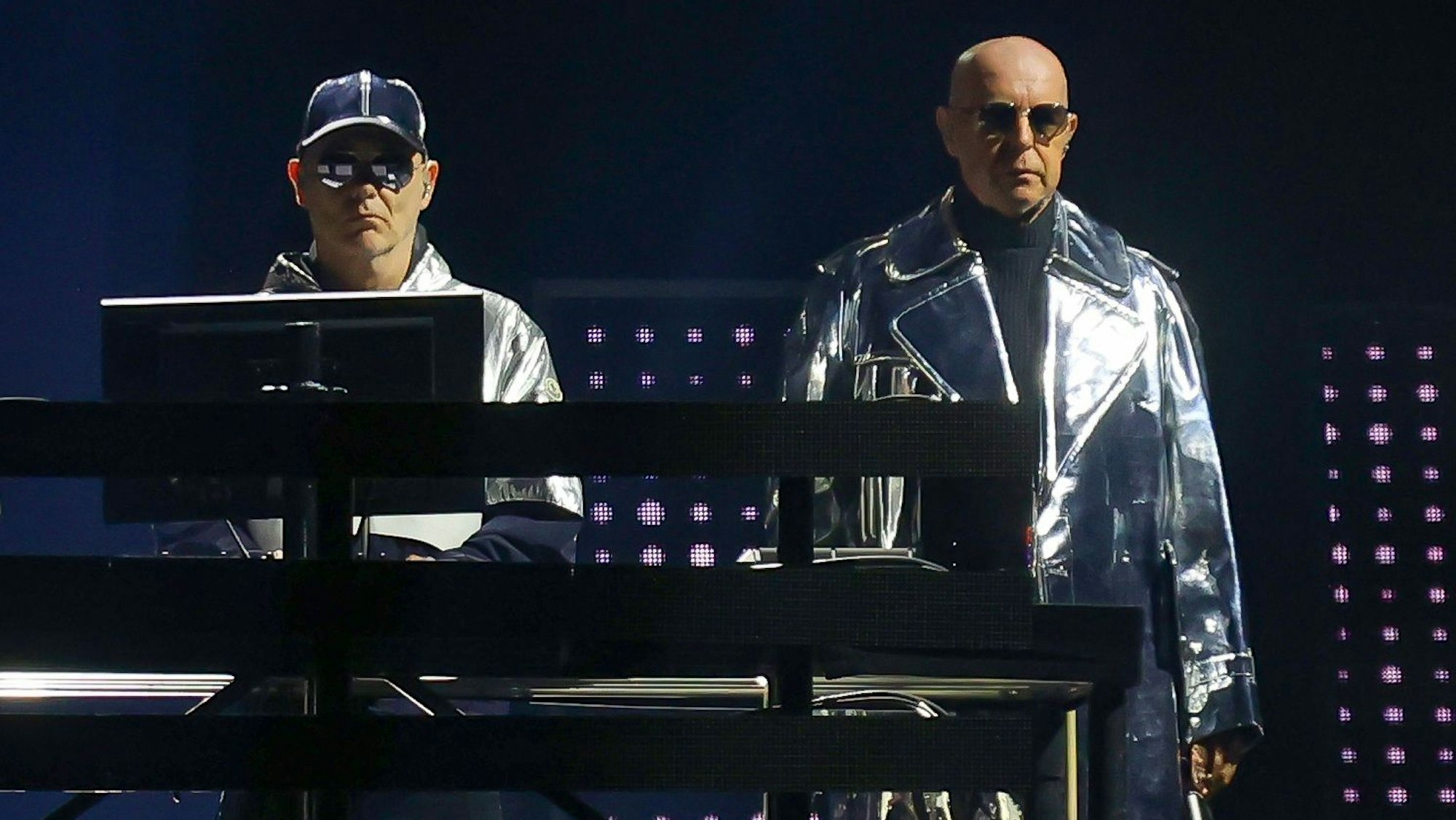 01.07.2023
Köln:
Konzert der Pet Shop Boys in der Lanxess-Arena. Chris Lowe (l.) und Neil Tennant tragen silberne Jacken und Sonnenbrillen.