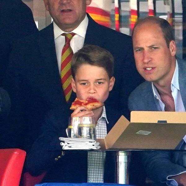 Prinz William und sein Sohn Prinz George verfolgen das Cricket-Testspiel England gegen Australien. George ist Pizza.