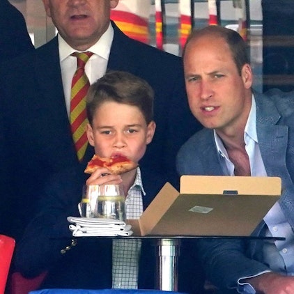 Prinz William und sein Sohn Prinz George verfolgen das Cricket-Testspiel England gegen Australien. George ist Pizza.