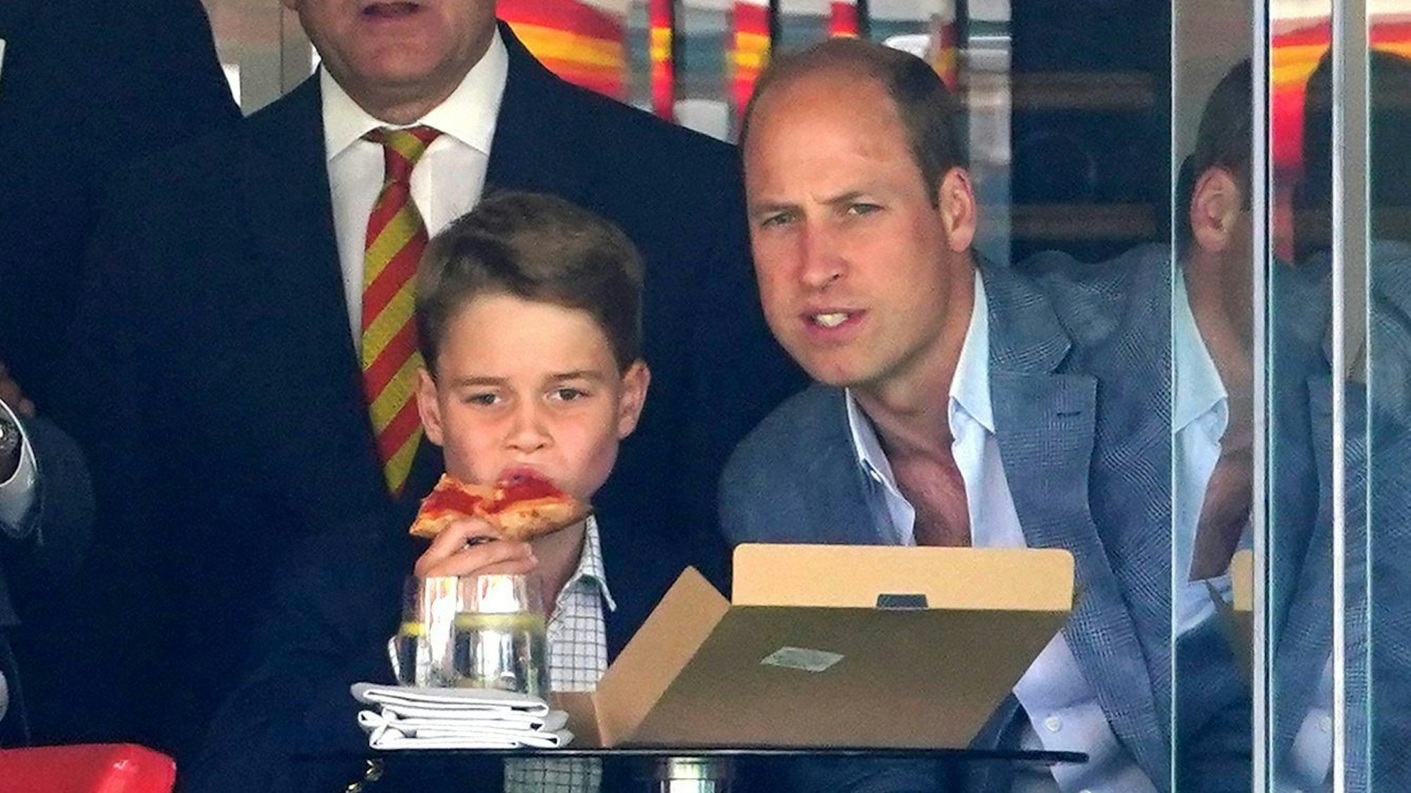 Prinz William und sein Sohn Prinz George verfolgen das Cricket-Testspiel England gegen Australien. George ist Pizza.