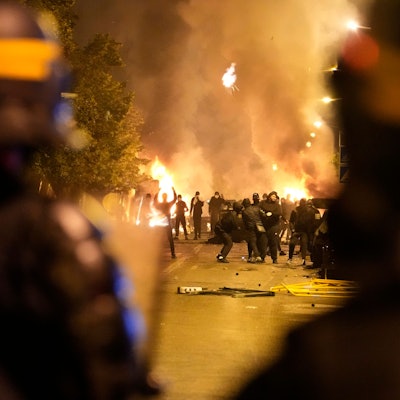Polizeikräfte stehen Jugendlichen während Ausschreitungen in Nanterre, außerhalb von Paris, gegenüber.