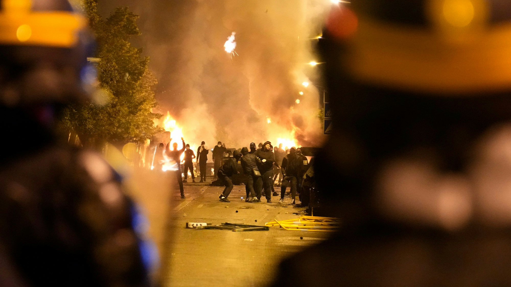 Polizeikräfte stehen Jugendlichen während Ausschreitungen in Nanterre, außerhalb von Paris, gegenüber.