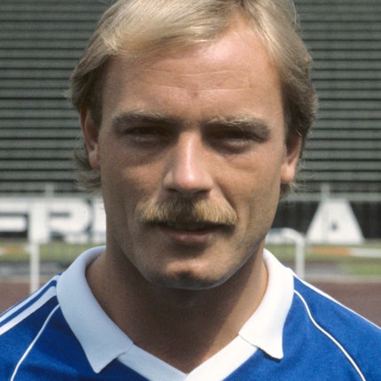 Klaus Täuber vom Fußball-Bundesligisten FC Schalke 04 ist abgebildet beim offiziellen Fototermin für die Saison 1984/1985.