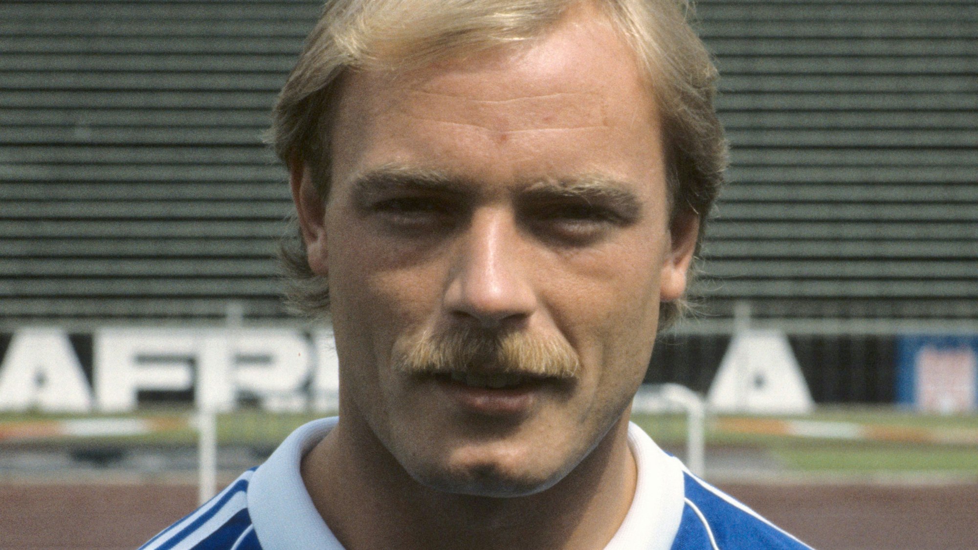 Klaus Täuber vom Fußball-Bundesligisten FC Schalke 04 ist abgebildet beim offiziellen Fototermin für die Saison 1984/1985.