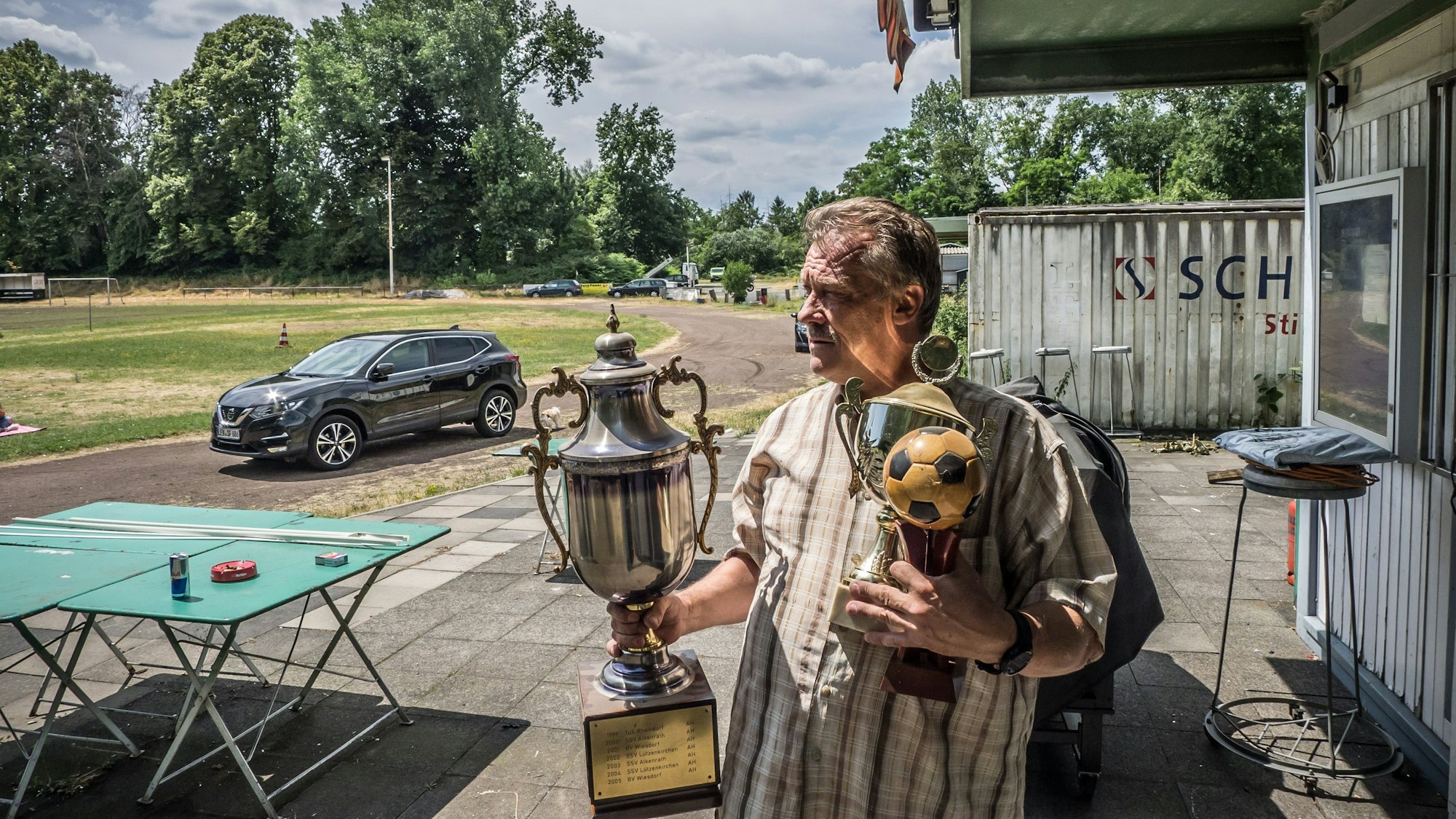 Armin Malewski räumt aus. Der Ballspielverein Wiesdorf von 1920 auf dem Gelände Gleisdreieck, trainierte auf dem Platz des ESV von 1928.