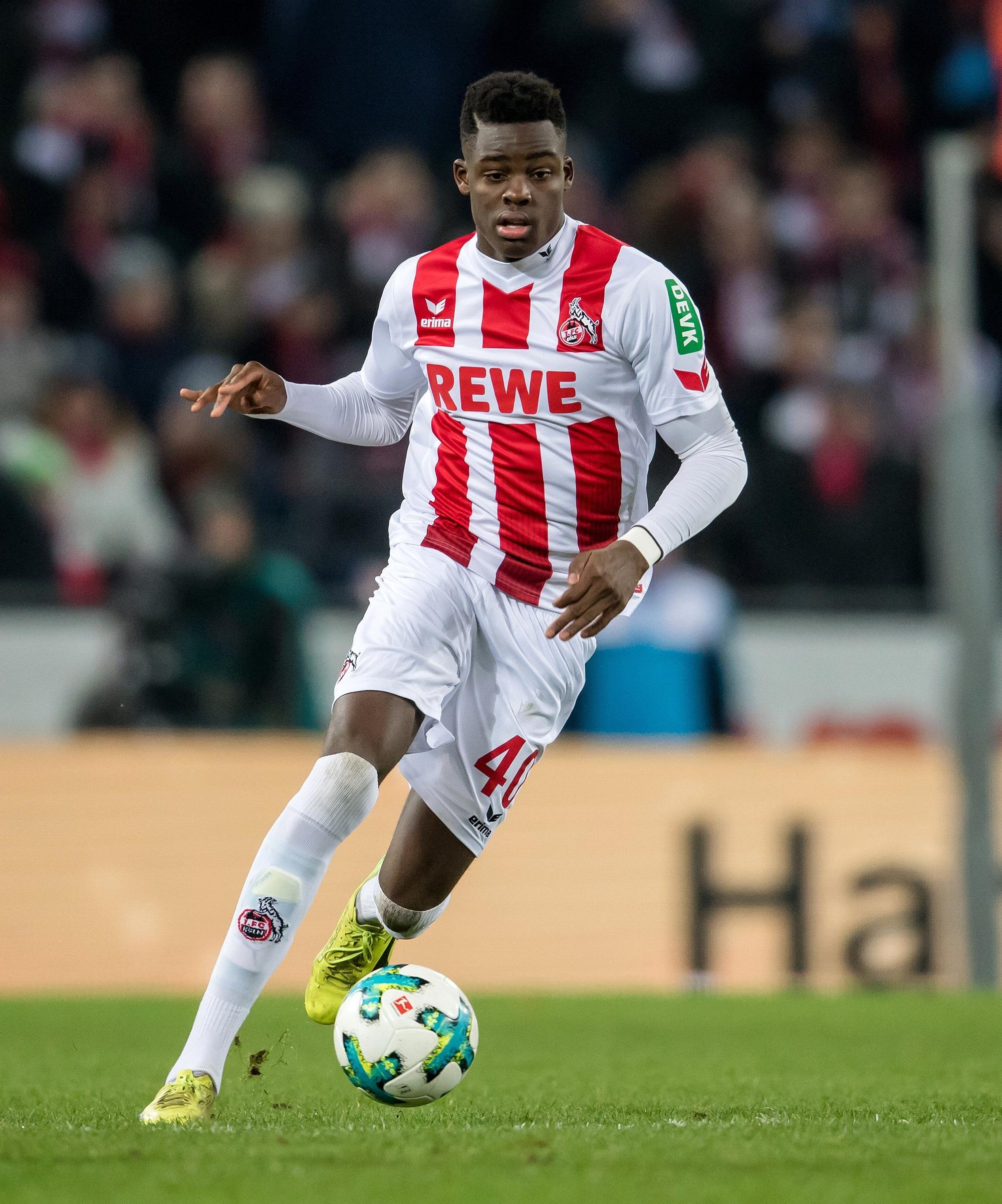 Yann Aurel Bisseck ist für den 1. FC Köln im Bundesligaspiel am 26. November 2017 am Ball.