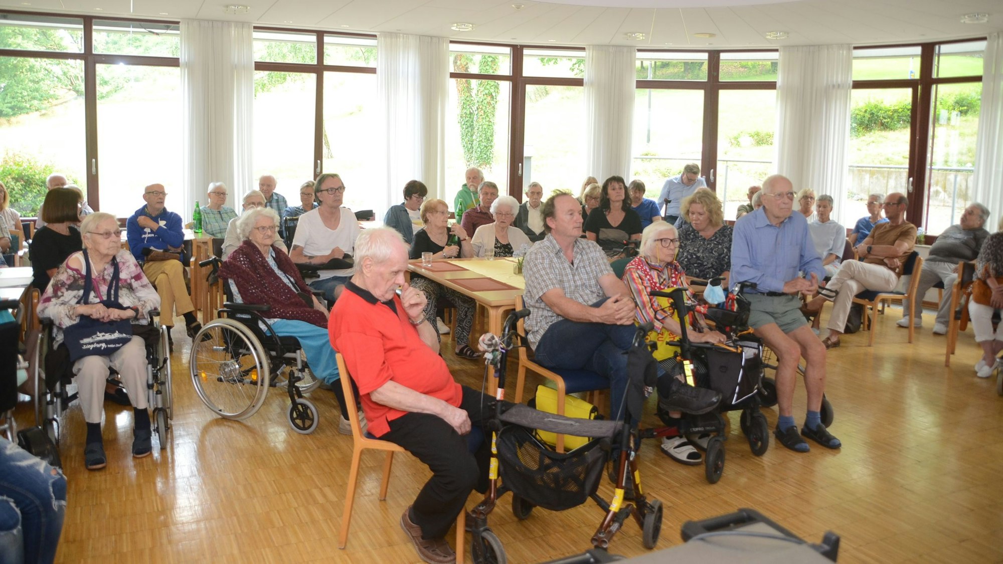 Im Altenheim am Kleiberg gehen die Lichter aus. Im Laufe des Monats soll Einrichtungsleiter Horst Tuhro neue Wohnplätze für die aktuell 30 Bewohner der Pflegeeinrichtung suchen.