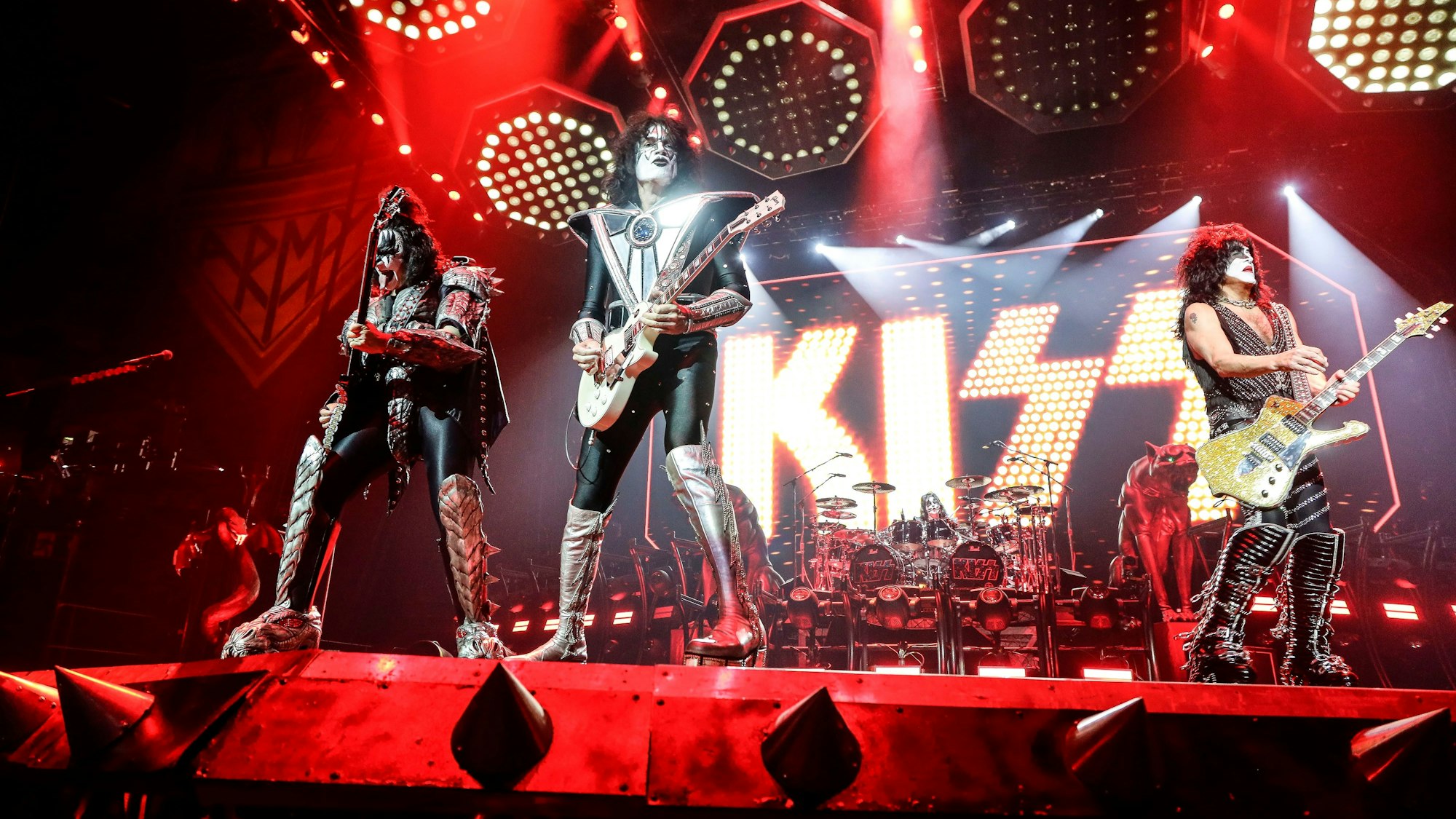 Gene Simmons (v.l.), Tommy Thayer, Eric Singer und Paul Stanley spielen in der Kölner Lanxess-Arena ihr letztes Deutschland-Konzert.