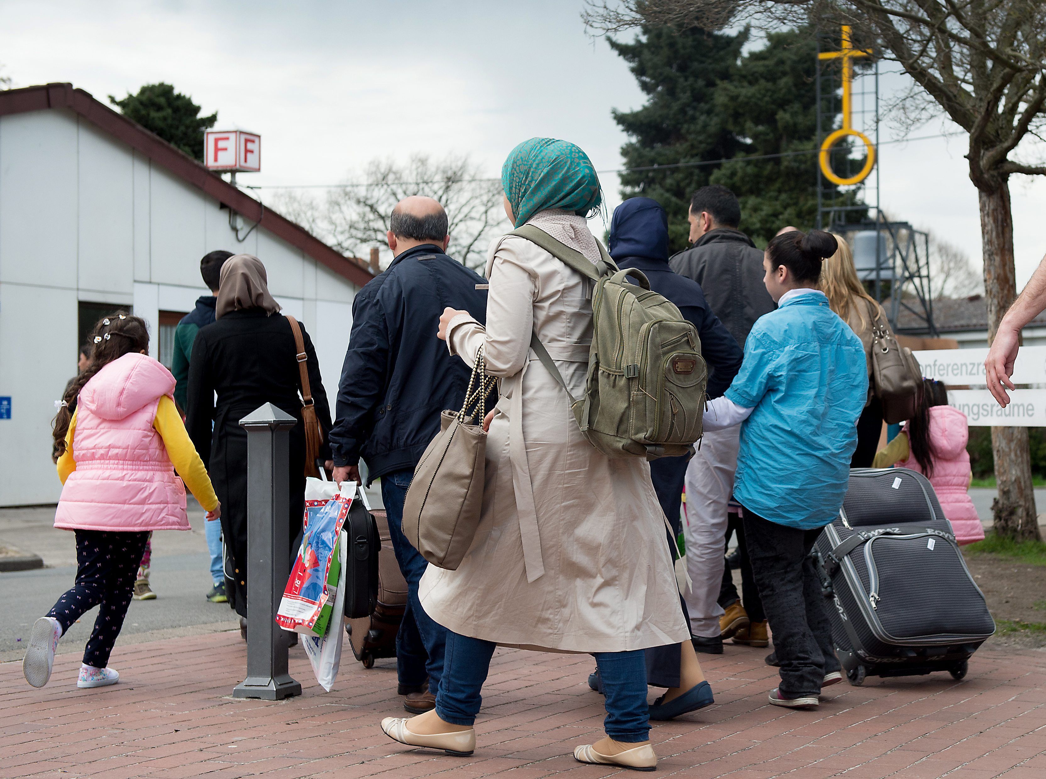 Flüchtlinge kommen in das Grenzdurchgangslager Friedland. Fast 13 000 Ausländer haben bislang in Nordrhein-Westfalen einen Antrag auf das neue sogenannte Chancen-Aufenthaltsrecht gestellt.