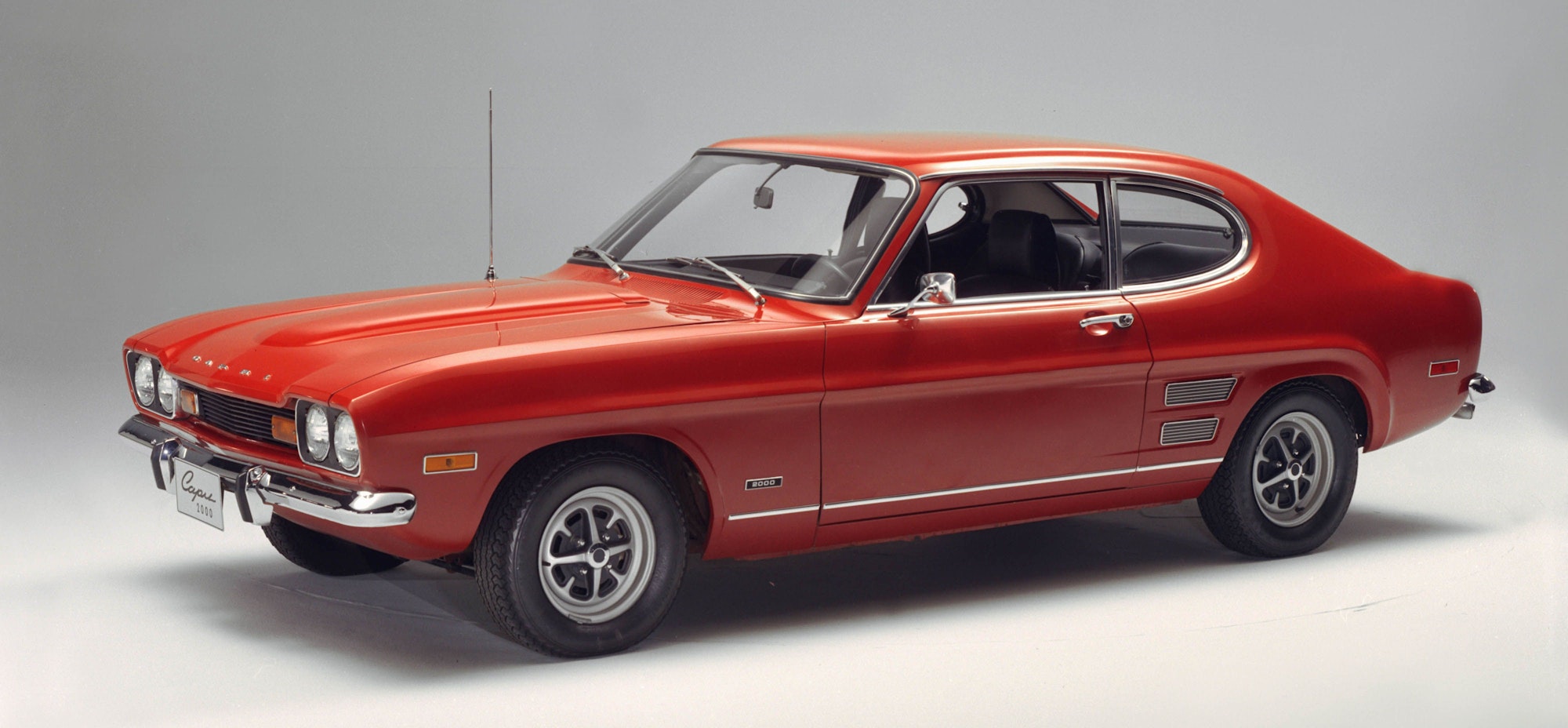 Das Coupé aus der Feder von Mustang-Designer Philip T. Clark erlangt in Deutschland einen vergleichbaren Kult-Faktor wie das Pony-Car in den USA. Kein Wunder: Er war nicht nur sportlich, sondern einfach schön: Das findet auch die „auto motor und sport“, die das Ford-Coupé „Beau de Cologne“ nennt. 1969 bis 1973 in Köln produziert.