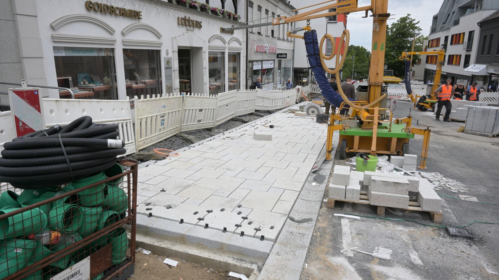 Erste Natursteinplatten auf der Schloßstraße zwischen Kölner Straße und Nikolausstraße sind verlegt. Es fehlen noch die Fugen.