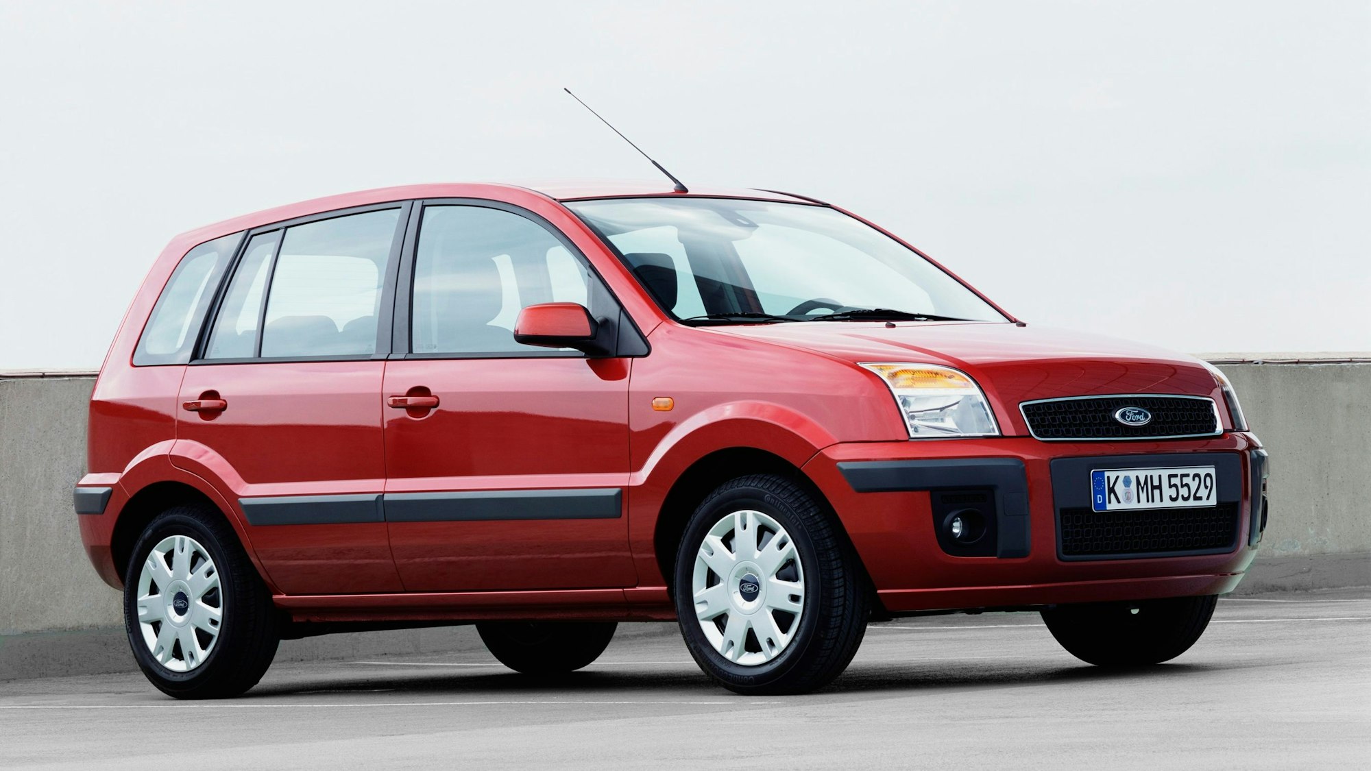 Der Minivan Fusion basiert auf dem Fiesta V und schließt die Lücke zwischen Fiesta und Focus. Mit der gleichnamigen US-Limousine von Ford hat er keine Gemeinsamkeiten.  2002 bis 2012 in Köln produziert.