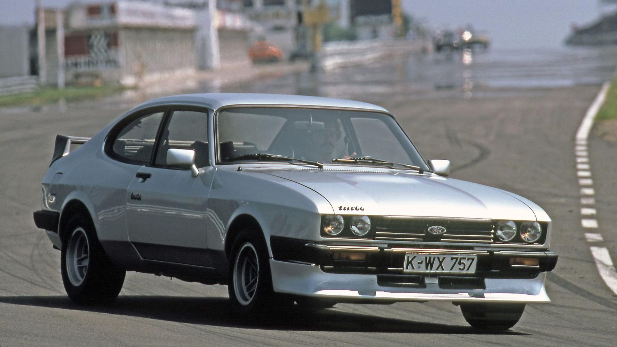 In seiner dritten Generation bekommt der Capri einen Doppelscheinwerfer unter die langgezogene Motorhaube, eine umlaufende Stoßstange und einen modifizierten Kühlergrill. Und beim Capri Turbo (Bild) einen V6-2,8-Liter-Motor mit 188 PS und ganz wichtig: einen Heckflügel. 1978 bis 1986 in Köln produziert.