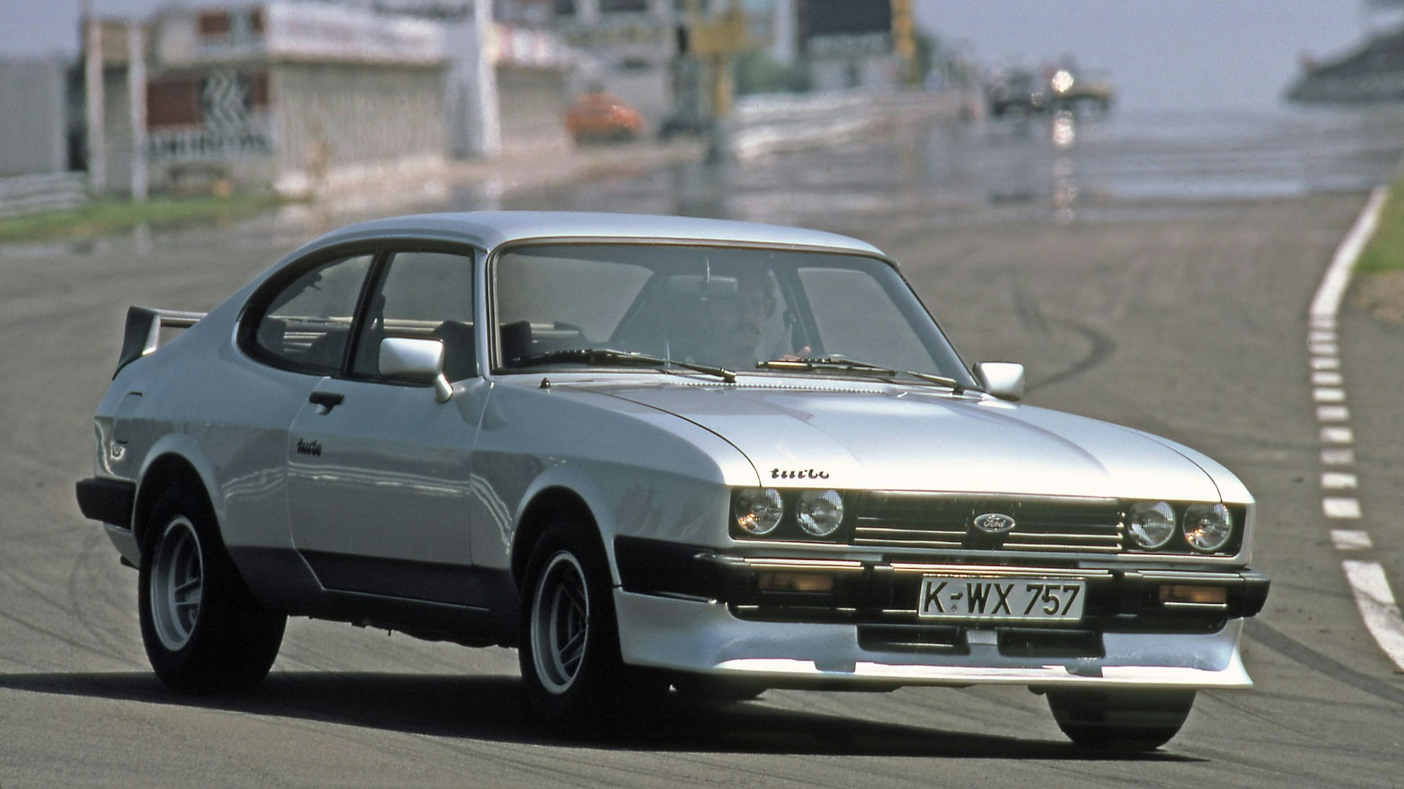 In seiner dritten Generation bekommt der Capri einen Doppelscheinwerfer unter die langgezogene Motorhaube, eine umlaufende Stoßstange und einen modifizierten Kühlergrill. Und beim Capri Turbo (Bild) einen V6-2,8-Liter-Motor mit 188 PS und ganz wichtig: einen Heckflügel. 1978 bis 1986 in Köln produziert.