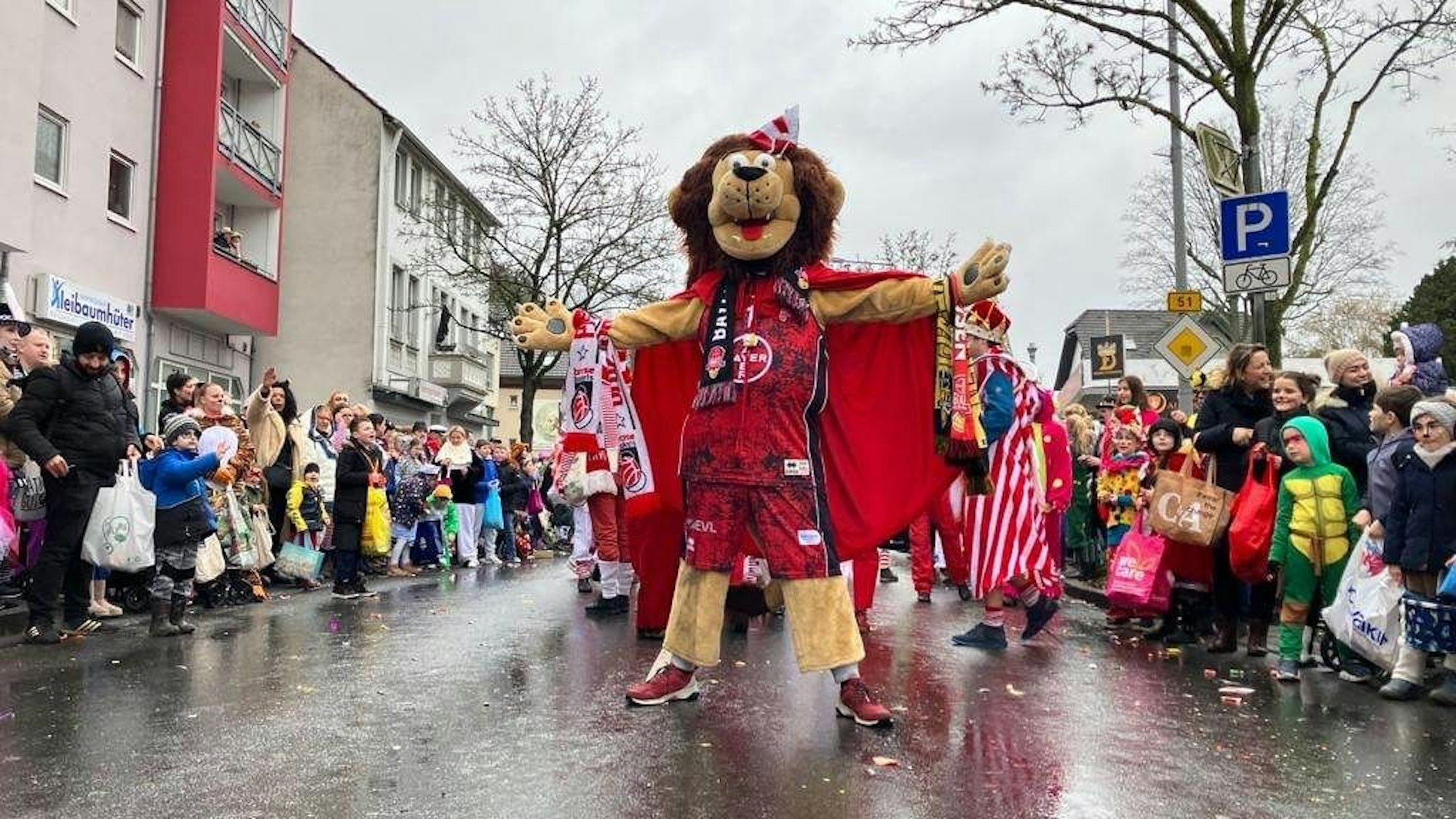 Lionel, Maskottchen der Bayer Giants, beim Karnevalszug