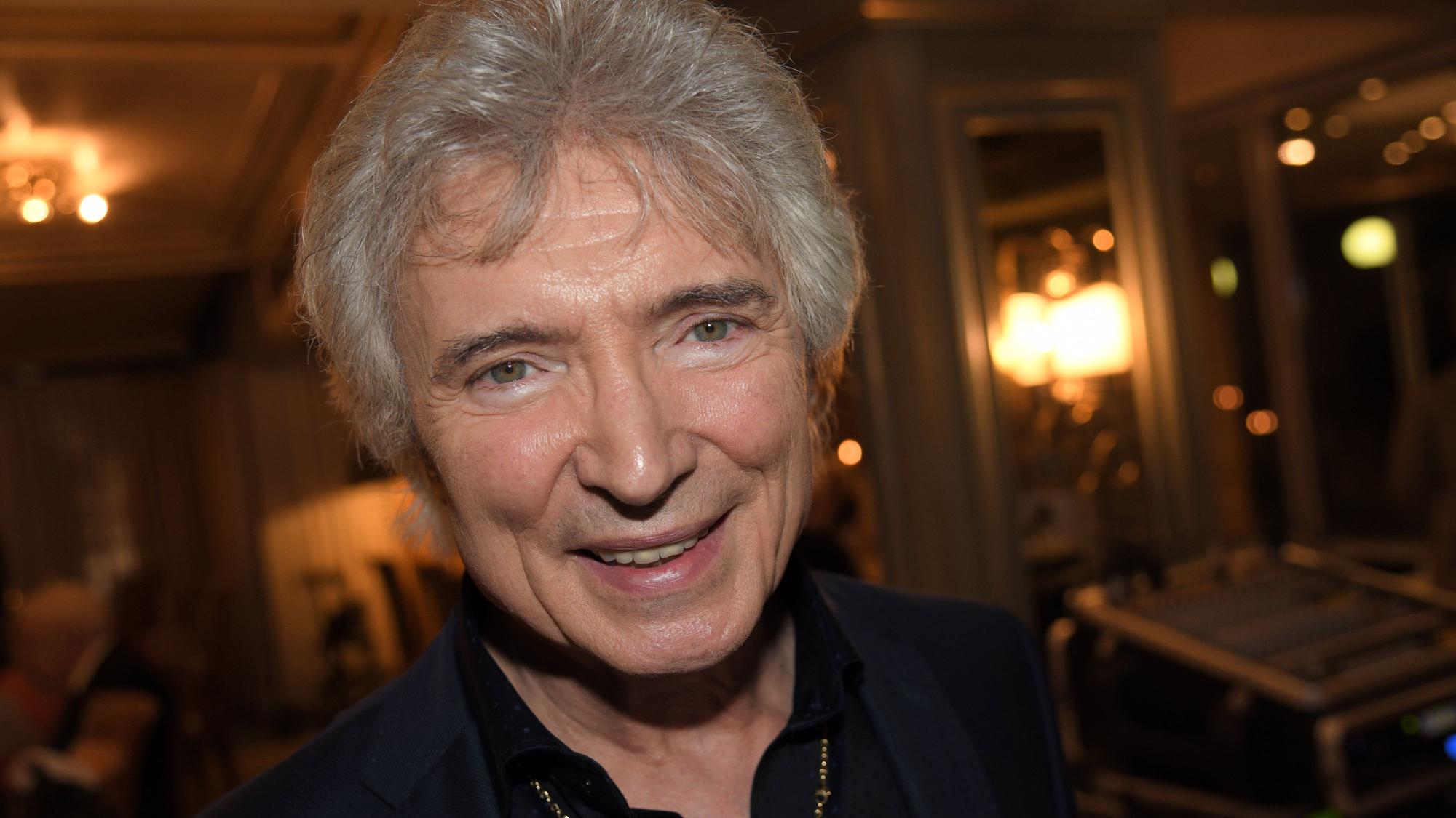 Schlagerstar Peter Orloff schaut bei der Feier seines 75. Geburtstages in die Kamera.