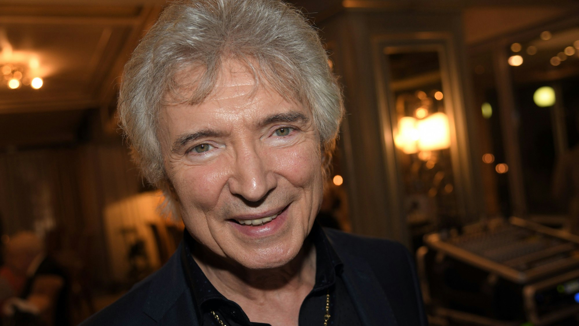 Schlagerstar Peter Orloff schaut bei der Feier seines 75. Geburtstages in die Kamera.