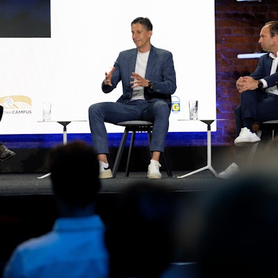 Carsten Cramer, Geschäftsführer Borussia Dortmund, Christian Keller, Geschäftsführer 1. FC Köln und Alexander Jobst, CEO Fortuna Düsseldorf (v-l), diskutieren auf der Bühne.