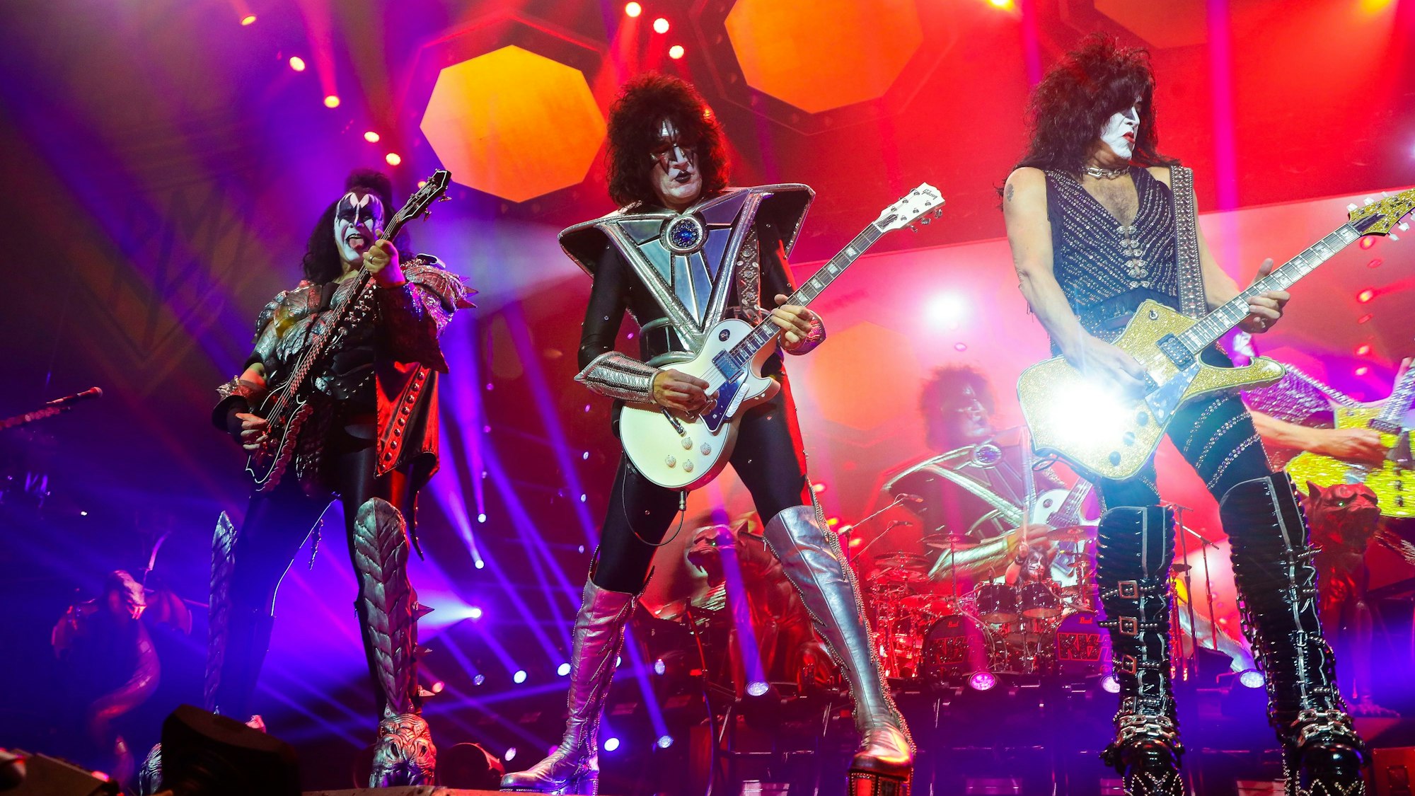 Gene Simmons (v.l.), Tommy Thayer, Eric Singer und Paul Stanley spielen in der Kölner Lanxess-Arena ihr letztes Deutschland-Konzert.