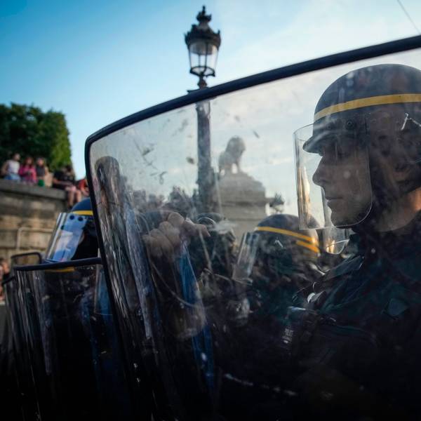 Polizisten stehen vor Demonstranten auf dem Place de la Concorde während der Demonstration. Drei Tage nach dem tödlichen Schuss eines Polizisten auf einen Jugendlichen bei einer Verkehrskontrolle bei Paris ist es erneut zu Krawallen in Frankreich gekommen.
