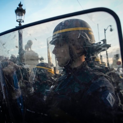 Polizisten stehen vor Demonstranten auf dem Place de la Concorde während der Demonstration. Drei Tage nach dem tödlichen Schuss eines Polizisten auf einen Jugendlichen bei einer Verkehrskontrolle bei Paris ist es erneut zu Krawallen in Frankreich gekommen.