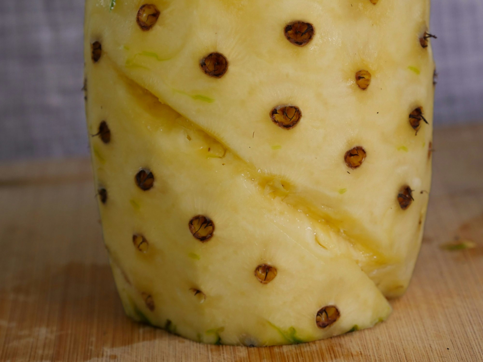 Ananas ohne Schale auf einem Holzbrett