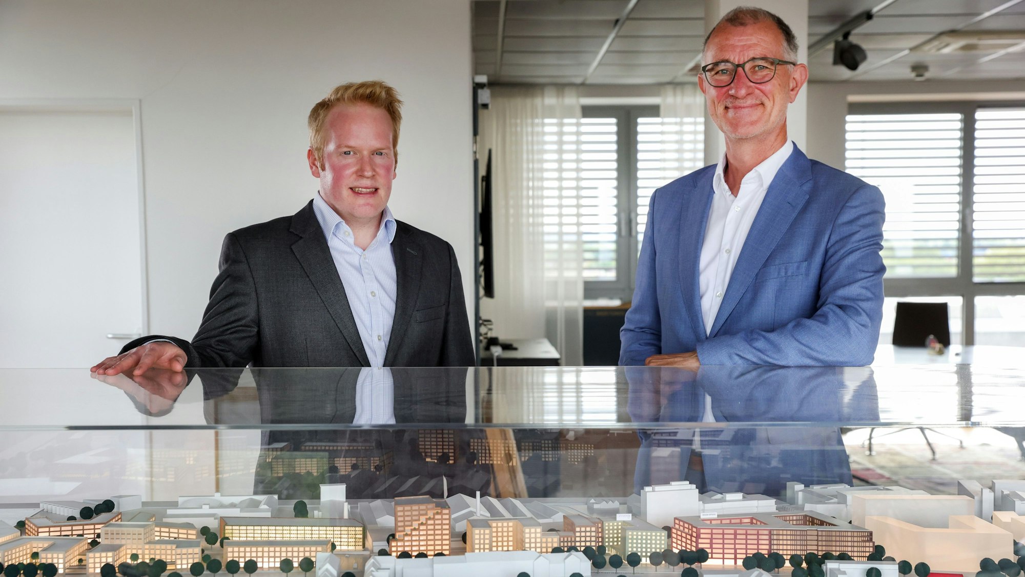 Das Bild zeigt die Projektverantwortlichen Simon Weber (Art-Invest) und Holger Kirchhof (Osmab).