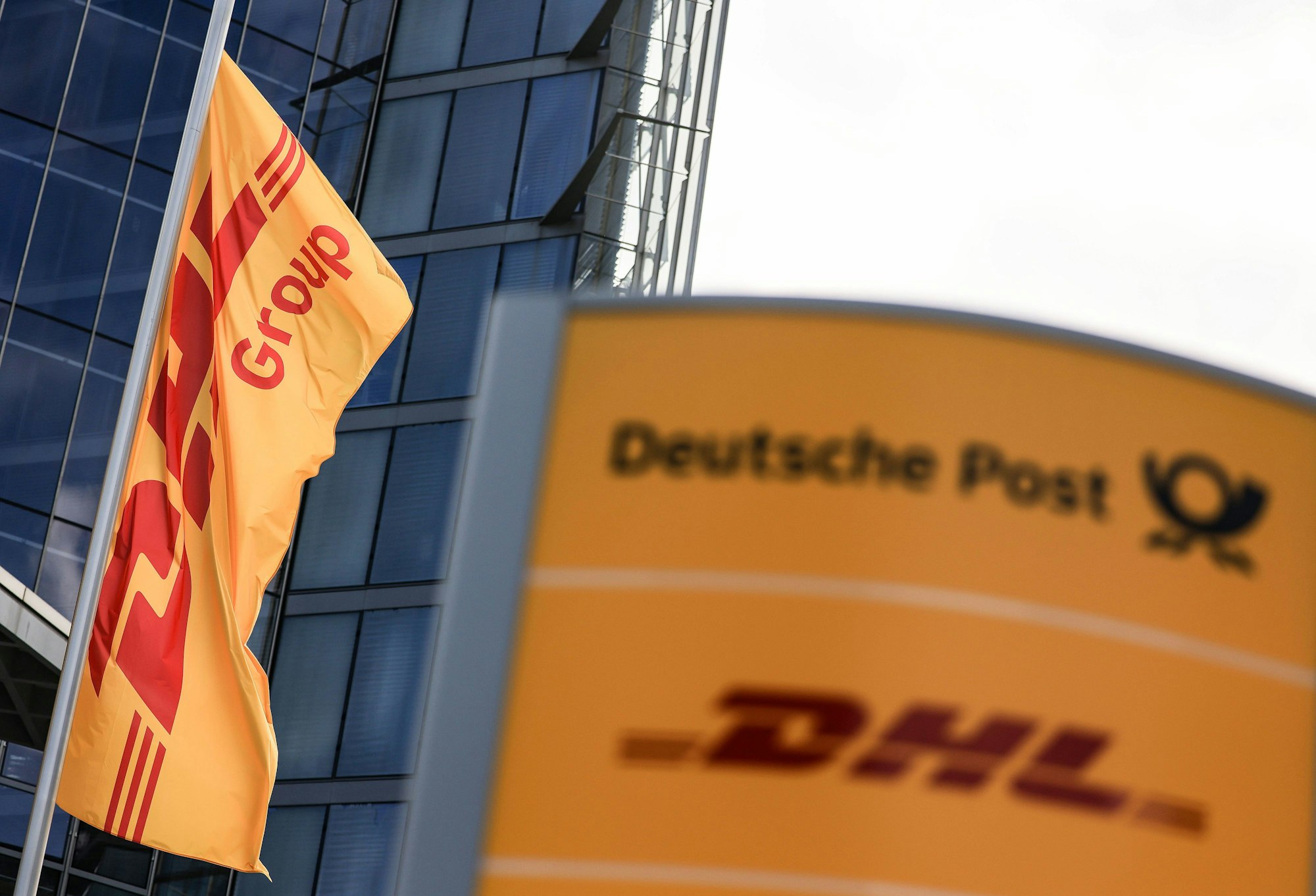Ein Schild mit dem Logo der Deutschen Post und DHL steht an der Zentrale der DHL Group.