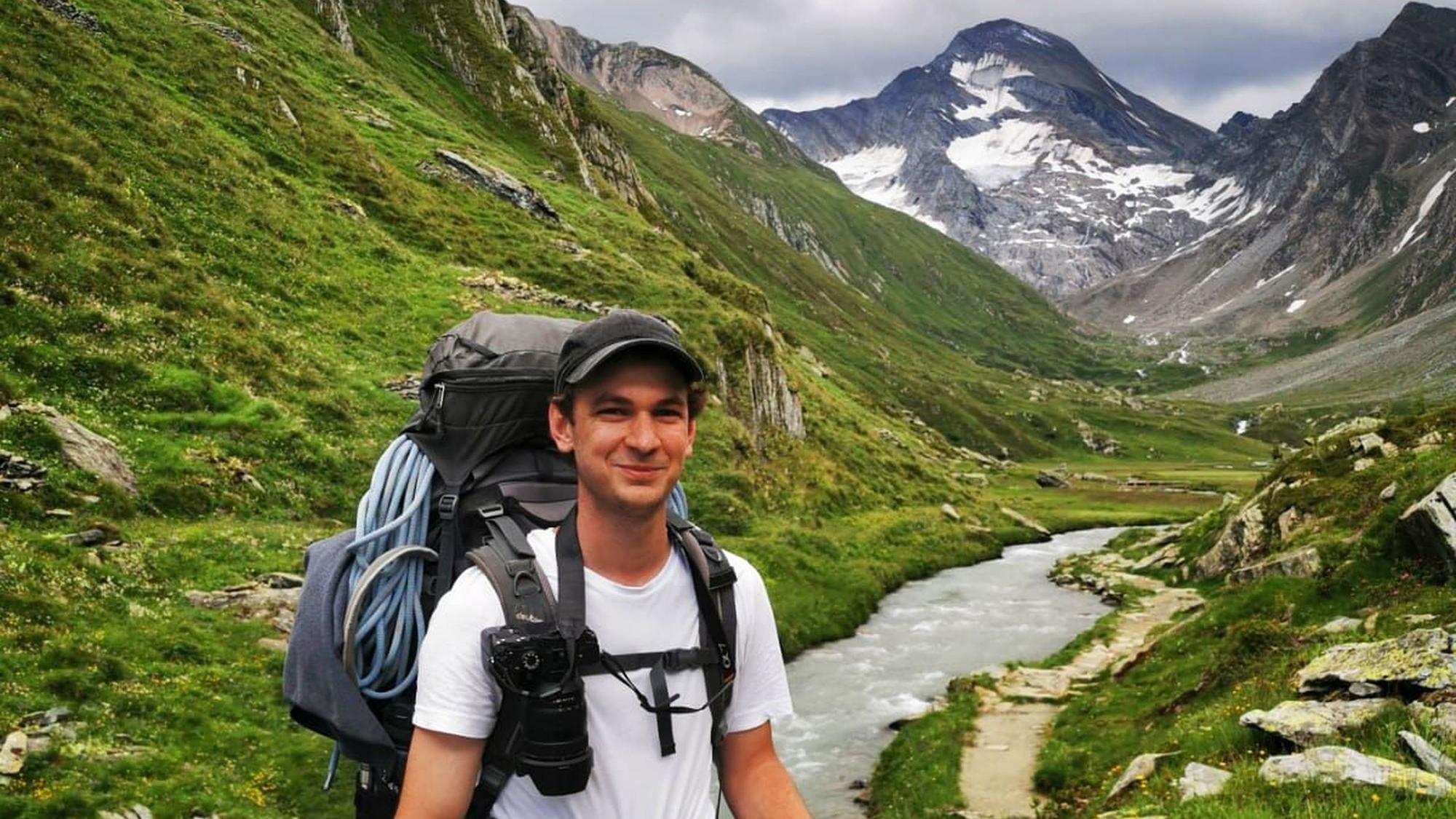 Frederik Tepe bei einer Wanderung in den Bergen