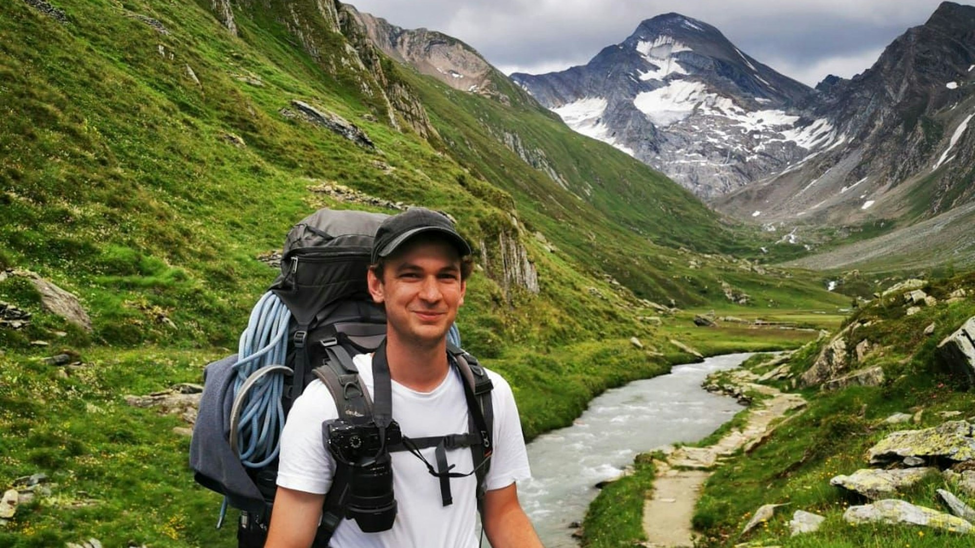 Frederik Tepe bei einer Wanderung in den Bergen