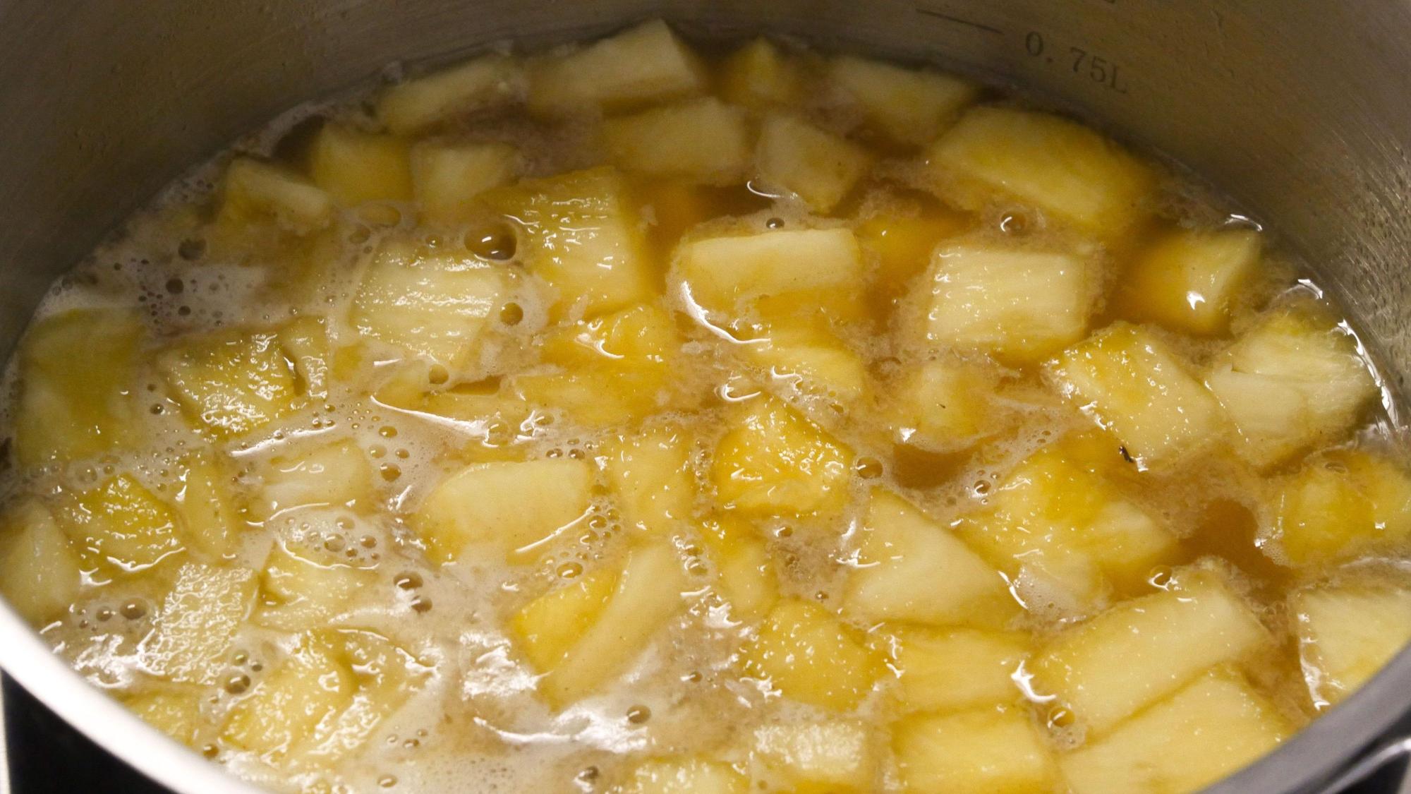 Ananas-Stücke kochen in einem Topf