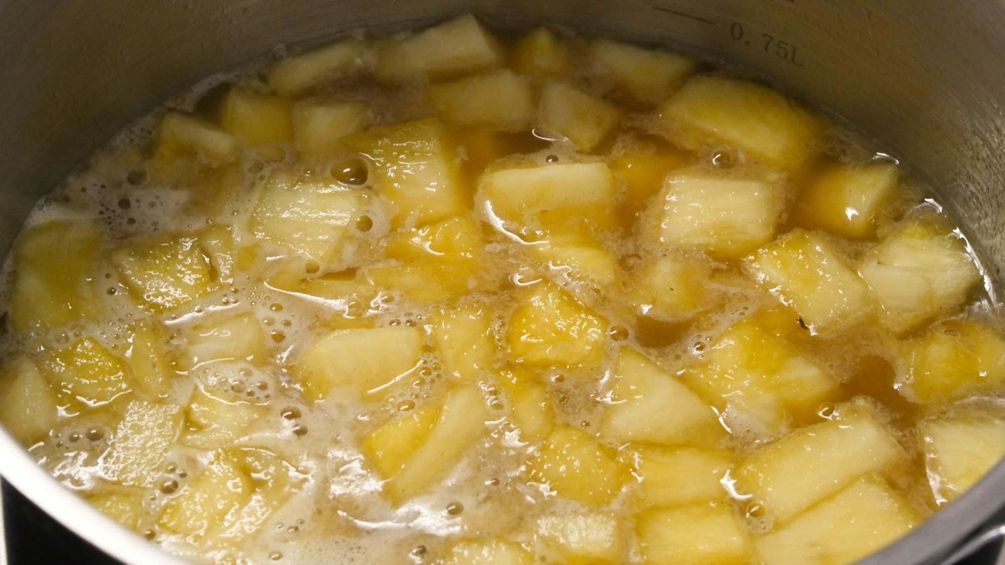 Ananas-Stücke kochen in einem Topf