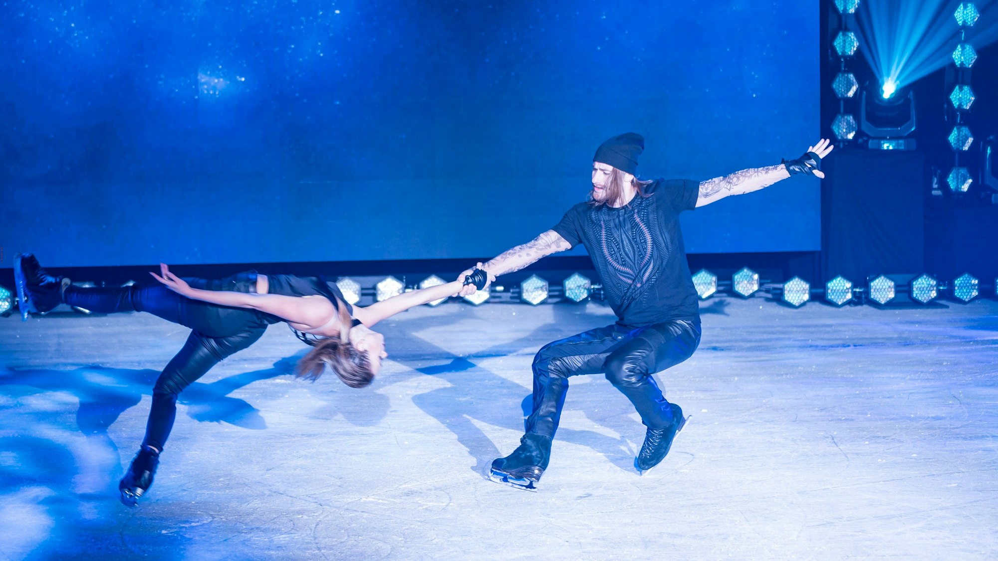 Die Eiskunstläufer Alina Ustimkina und Alexey Rogonov zeigen eine Eiskunstlauffigur.