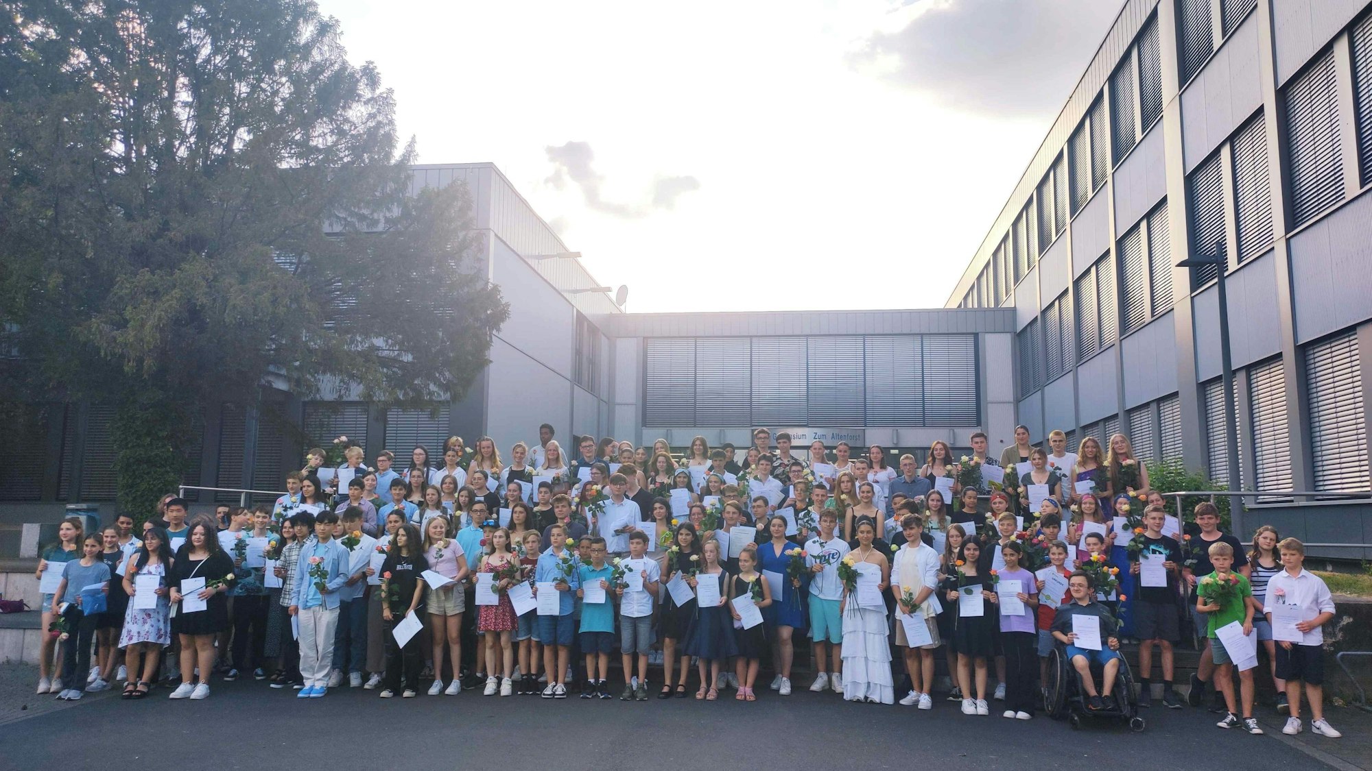 Alle Preisträger stehen auf einer Treppe.