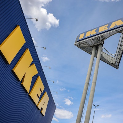 Ein Firmenlogo hängt an der Ikea-Filiale Köln Godorf.