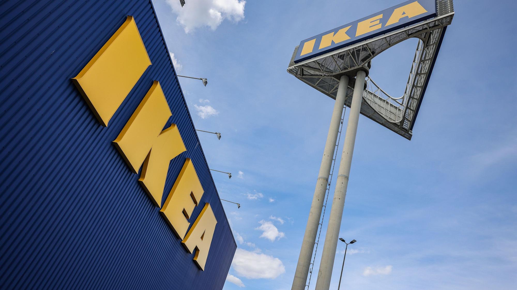 Ein Firmenlogo hängt an der Ikea-Filiale Köln Godorf.