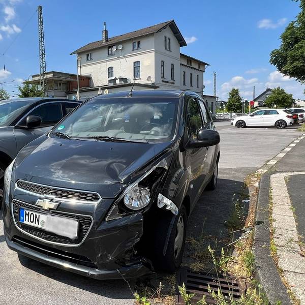 Dauerparkendes Unfallauto am Bahnhof Leichlingen