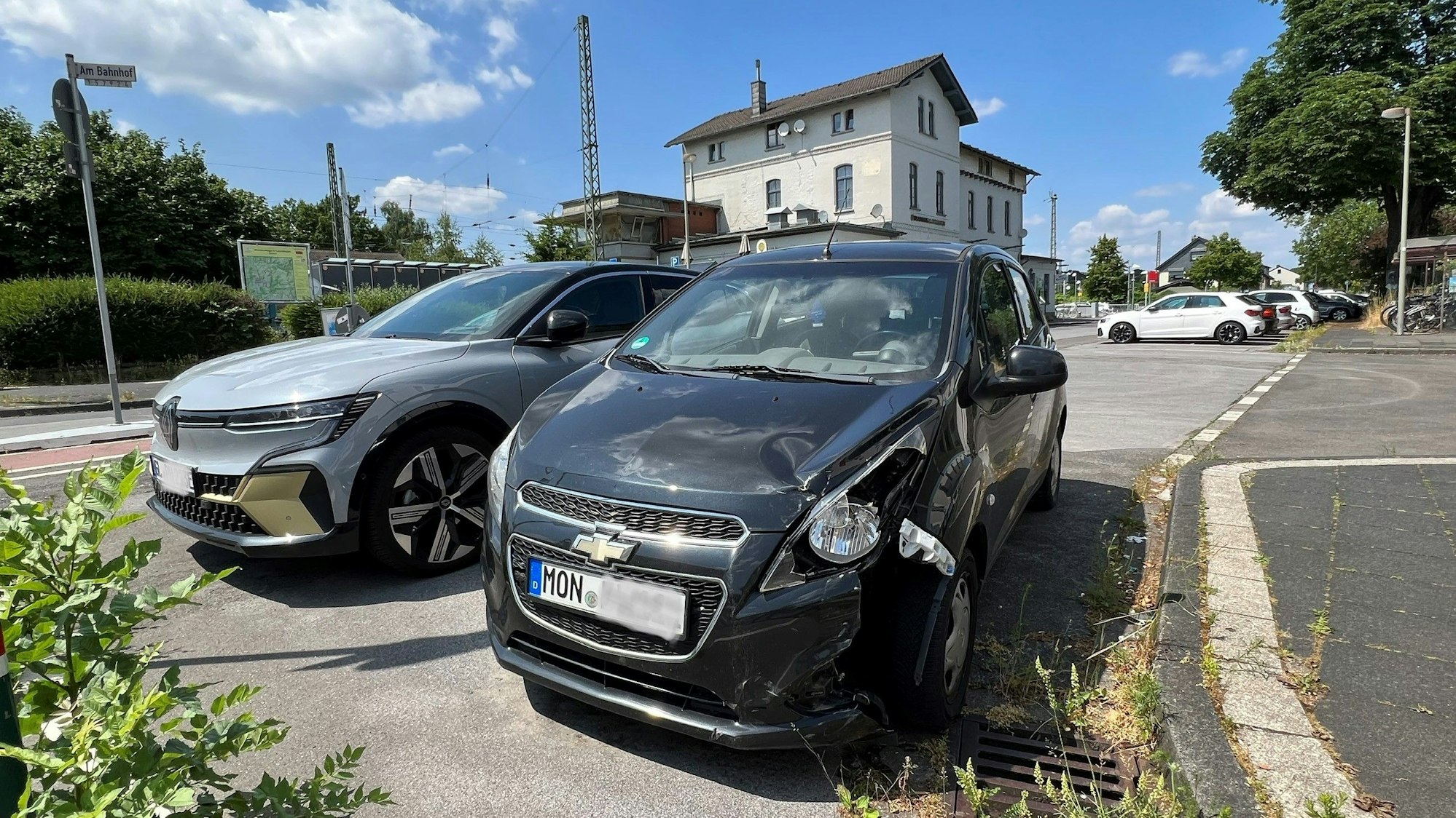 Dauerparkendes Unfallauto am Bahnhof Leichlingen