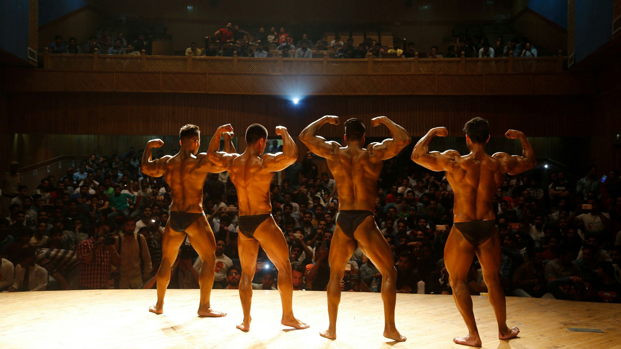 Bodybuilder präsentieren ihre Muskeln bei einem Bodybuilding-Wettbewerb in Srinagar