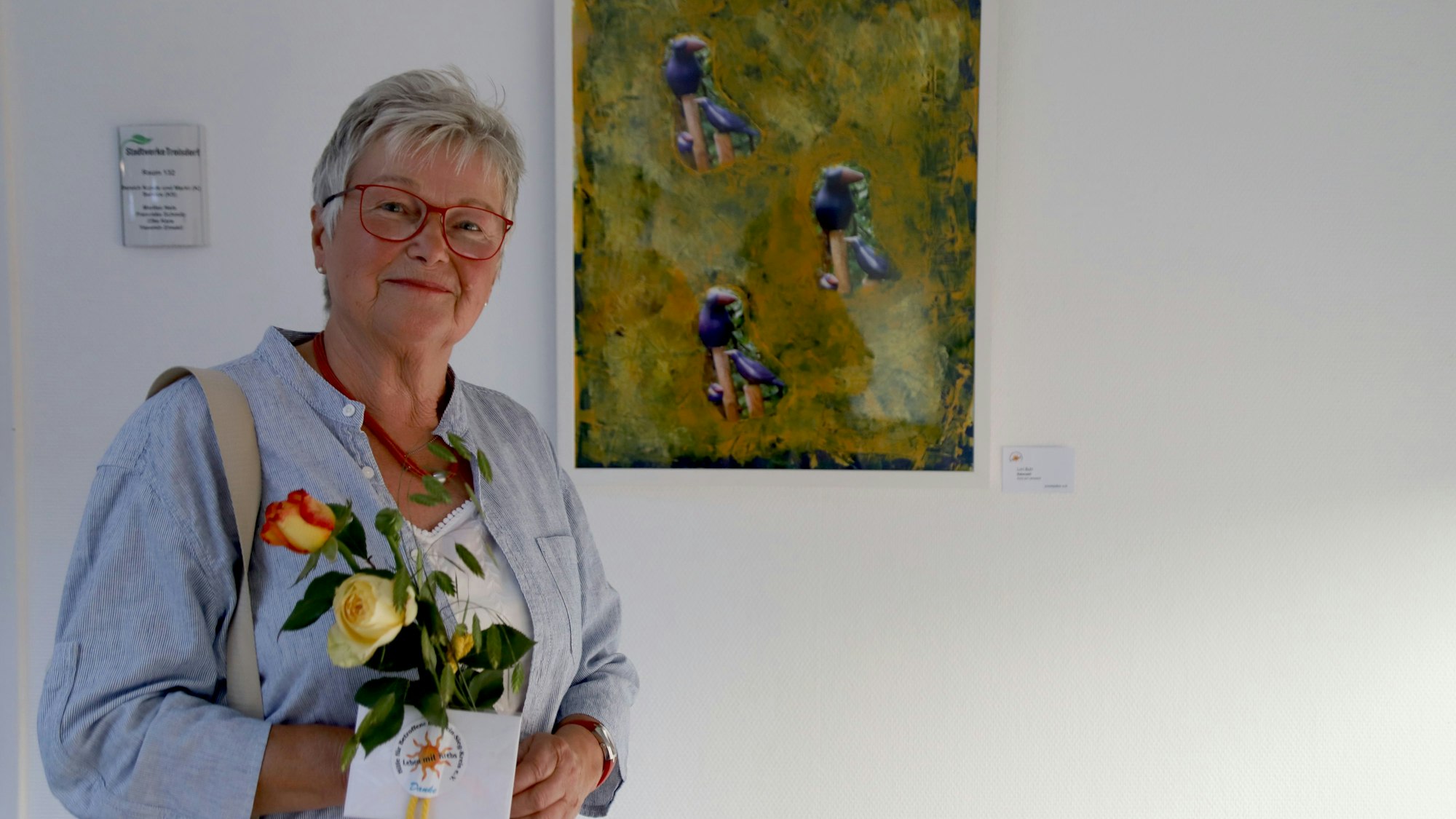 Loni Buhr vor ihrem Gemälde.