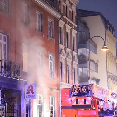 Rauch steigt aus der Apotheke im Alten Rathaus an der Deutzer Freiheit. Neben der Apotheke steht ein Feuerwehrauto.