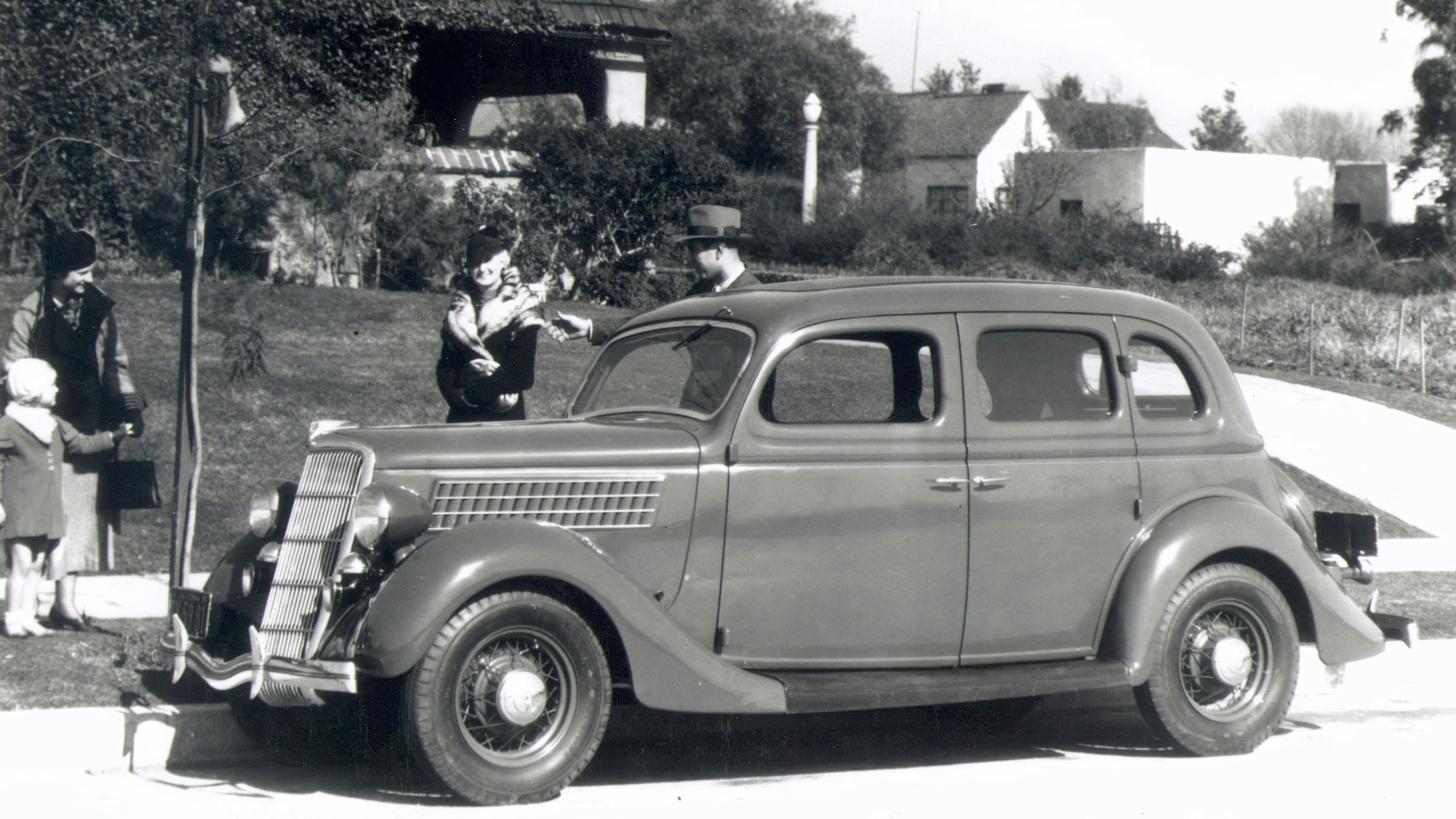 Mit dem V8 setzt Ford noch vor dem Krieg ein sportliches Ausrufezeichen in seinem Produktportfolio. Er wird mit bis zu 90 PS ausgestattet, erreicht damit eine Höchstgeschwindigkeit von 135 km/h und einen Verbrauch von 17 Liter pro 100 km. 1932 bis 1941 in Köln produziert.