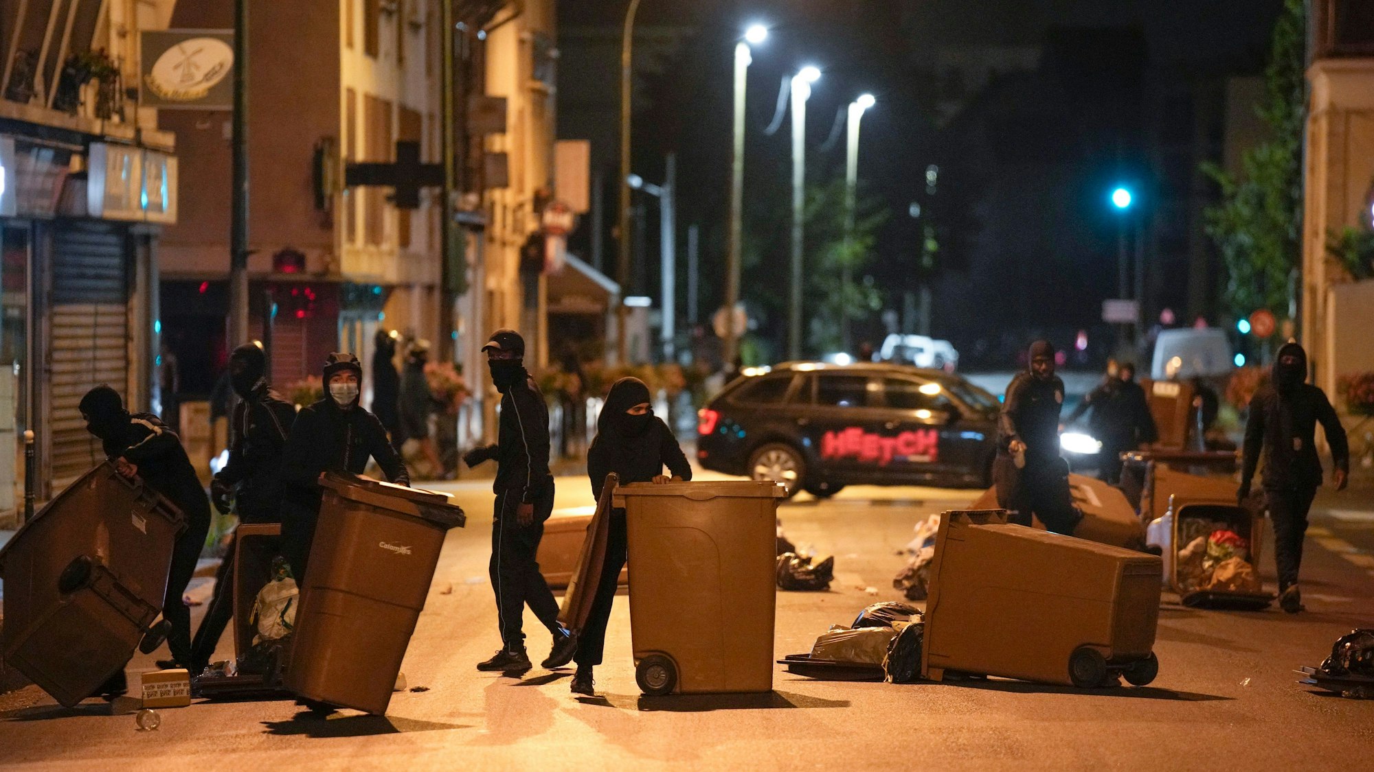 Protestierende blockieren eine Straße mit Mülleimern in Colombes, außerhalb von Paris.