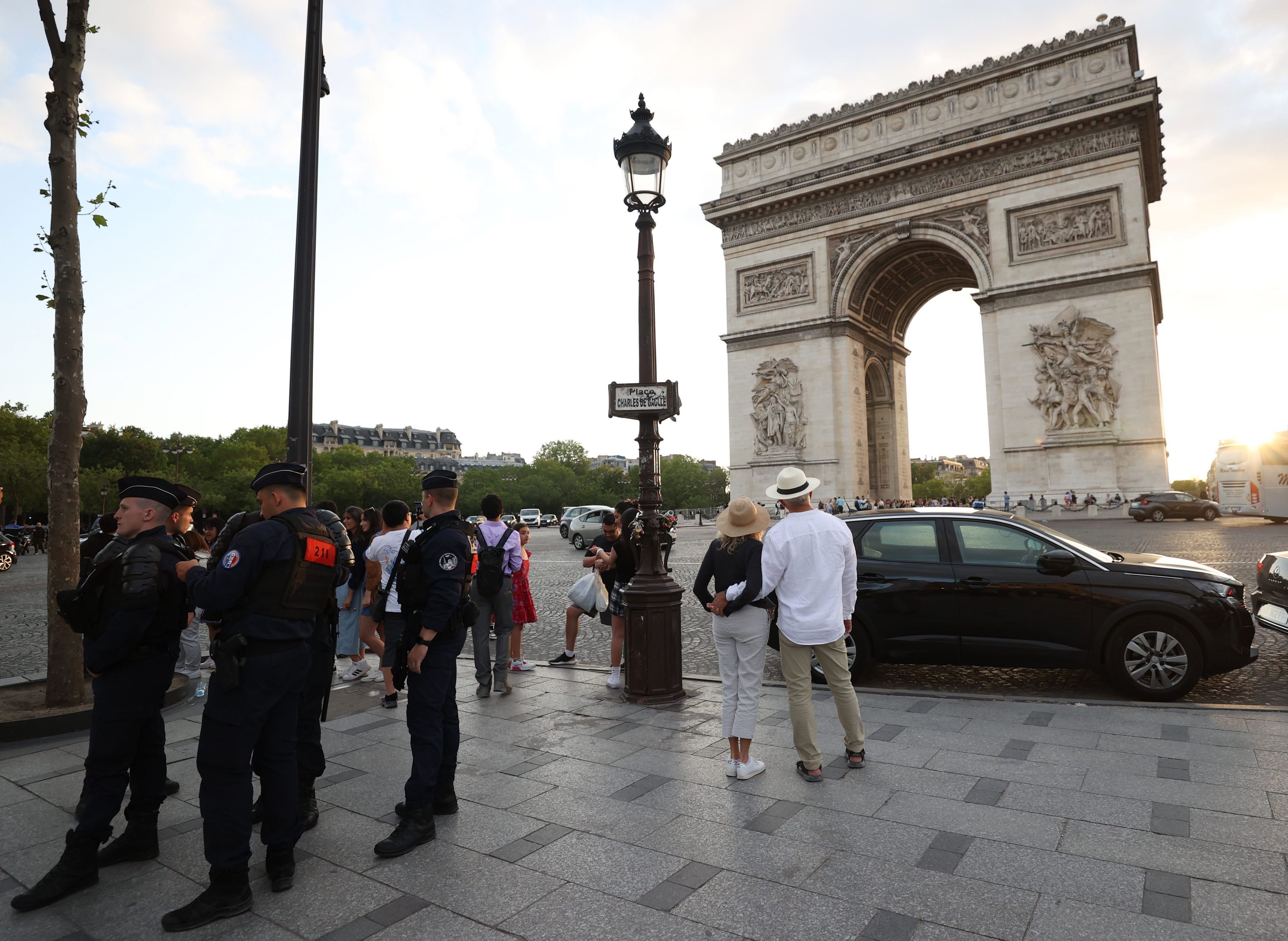 Französische Polizisten patrouillieren in der Nähe des Arc de Triomphe.