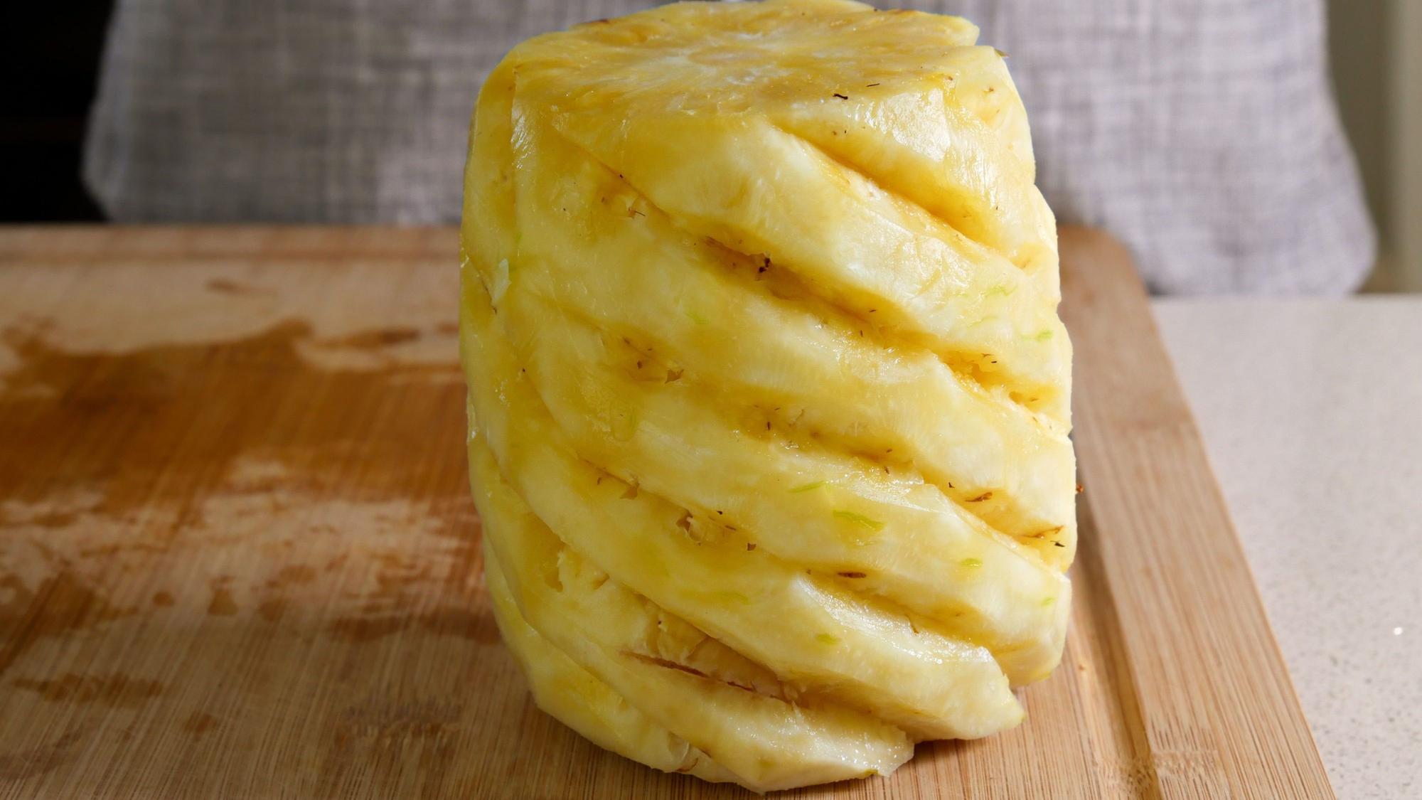 geschälte Ananas auf einem Holzbrett