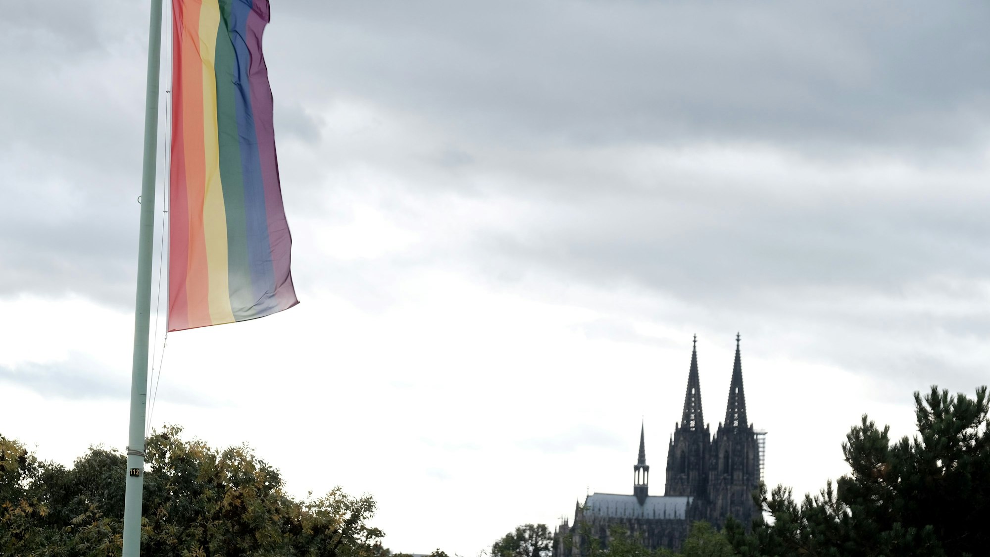 08.10.2020 Köln: Stadt Köln setzt Zeichen für Vielfalt und gegen Diskriminierung und hisst Regenbogenflaggen auf der Zoobrücke anläßlich des CSD . Foto: Max Grönert