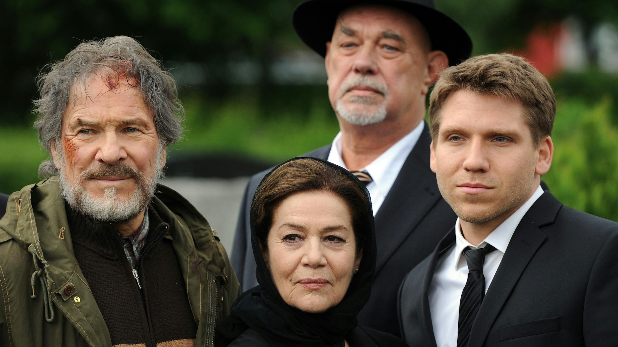 Die Schauspieler Götz George, Hannelore Elsner, Hans-Martin Stier und Hanno Koffler (l-r) posieren am 13.05.2014 in Niederaußem (Nordrhein-Westfalen) bei einem Fototermin bei Dreharbeiten zum Fernsehfilm "Besondere Schwere der Schuld".