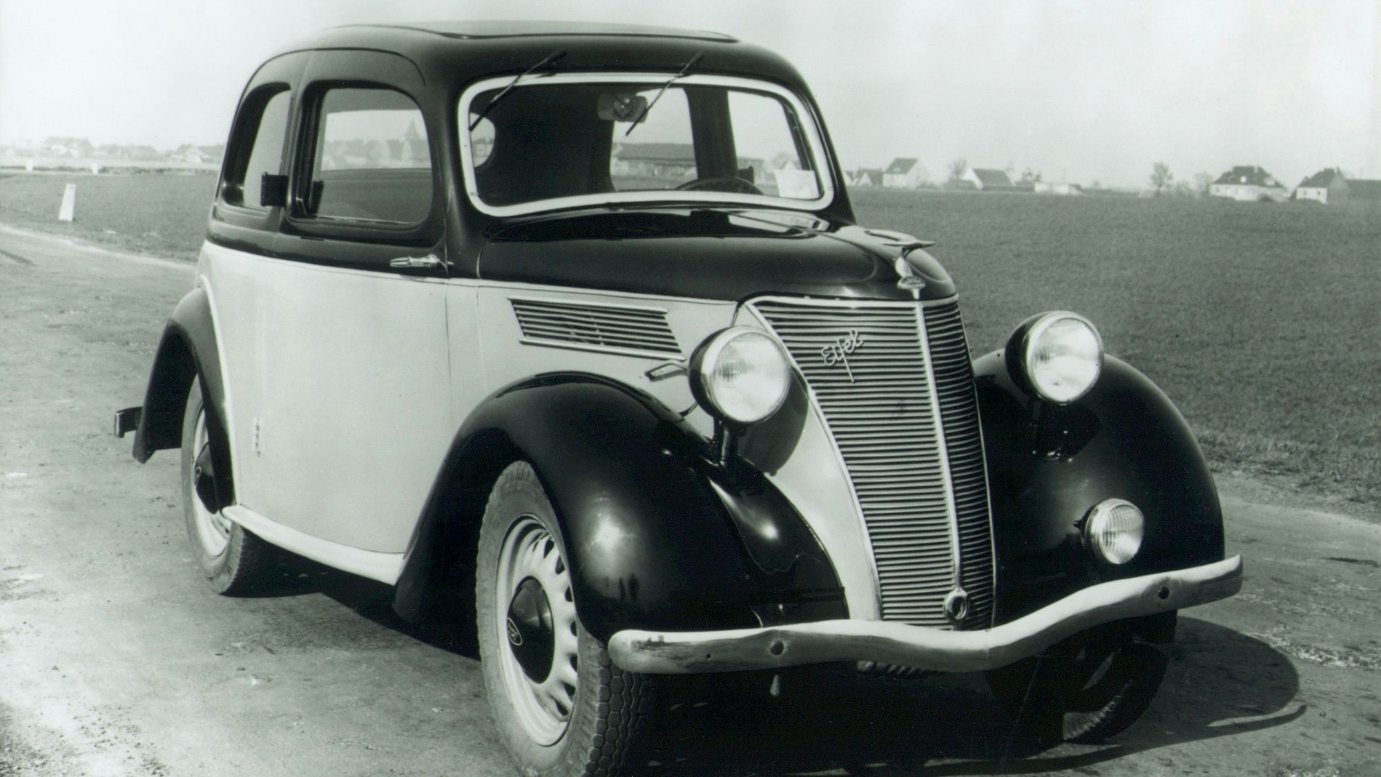 Das Modell Y wurde zum Ford Eifel mit 1,2-Liter-Motor weiterentwickelt. 1935 bis 1940 in Köln produziert.