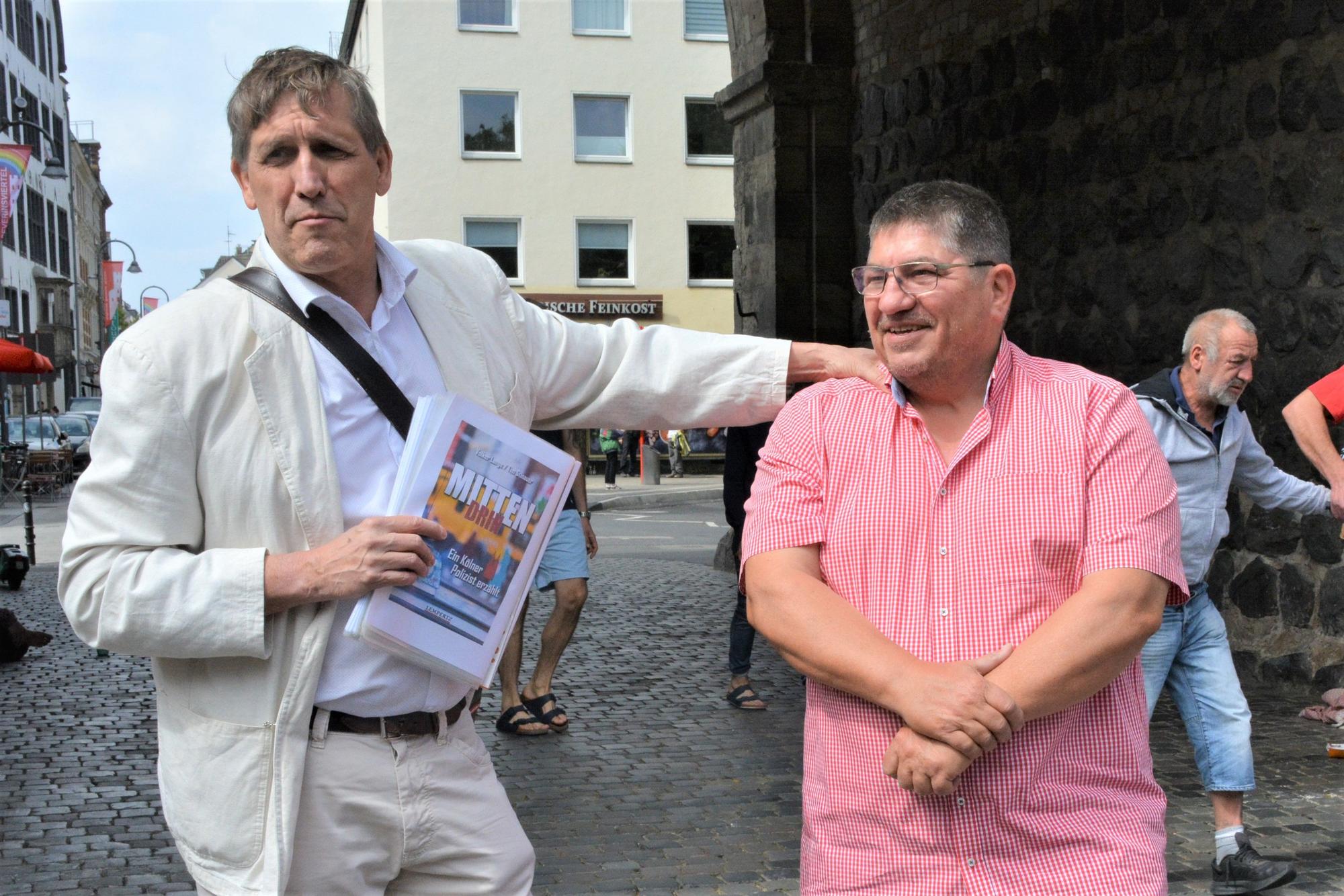 Cornel Wachter und Volker Lange stehen unter der Severinstorburg.